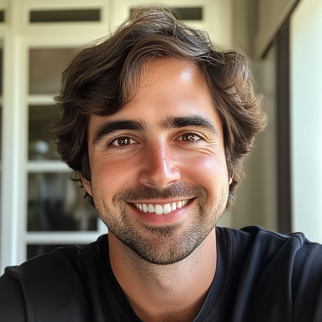 Gros plan sur un homme souriant | Source : Midjourney