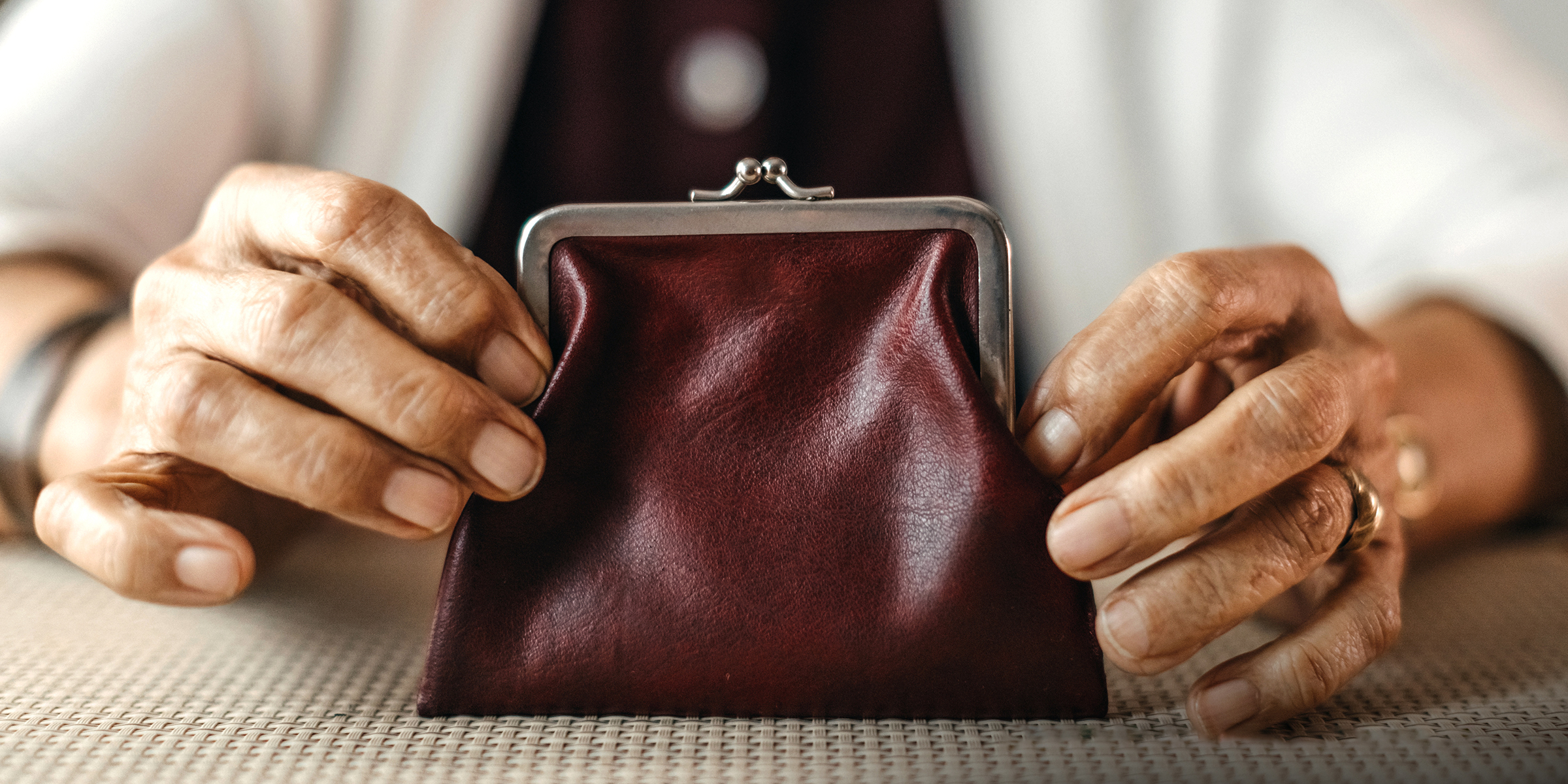 Femme tenant un portefeuille | Source : Getty Images