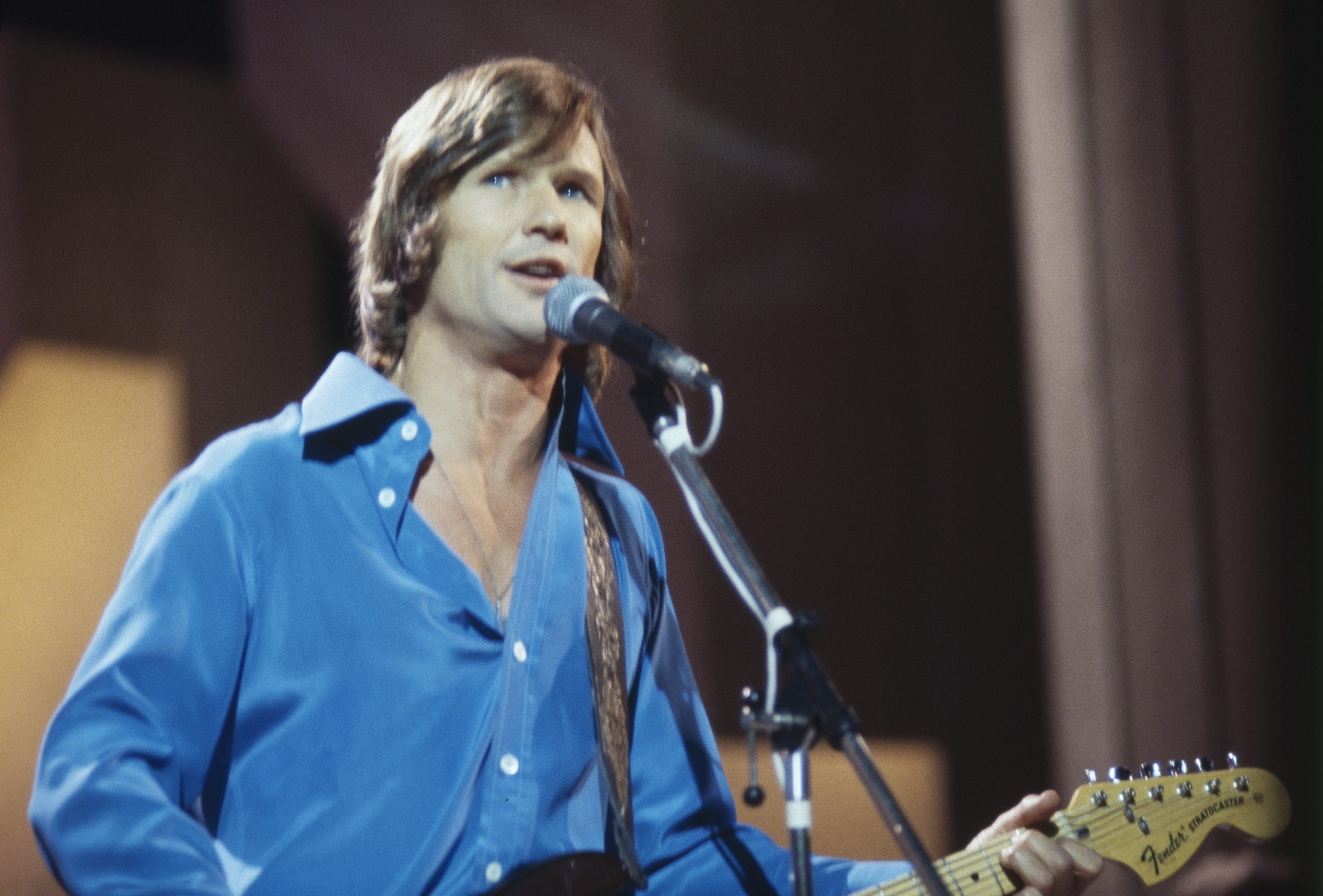 Kris Kristofferson lors d'un concert, vers 1970 | Source : Getty Images