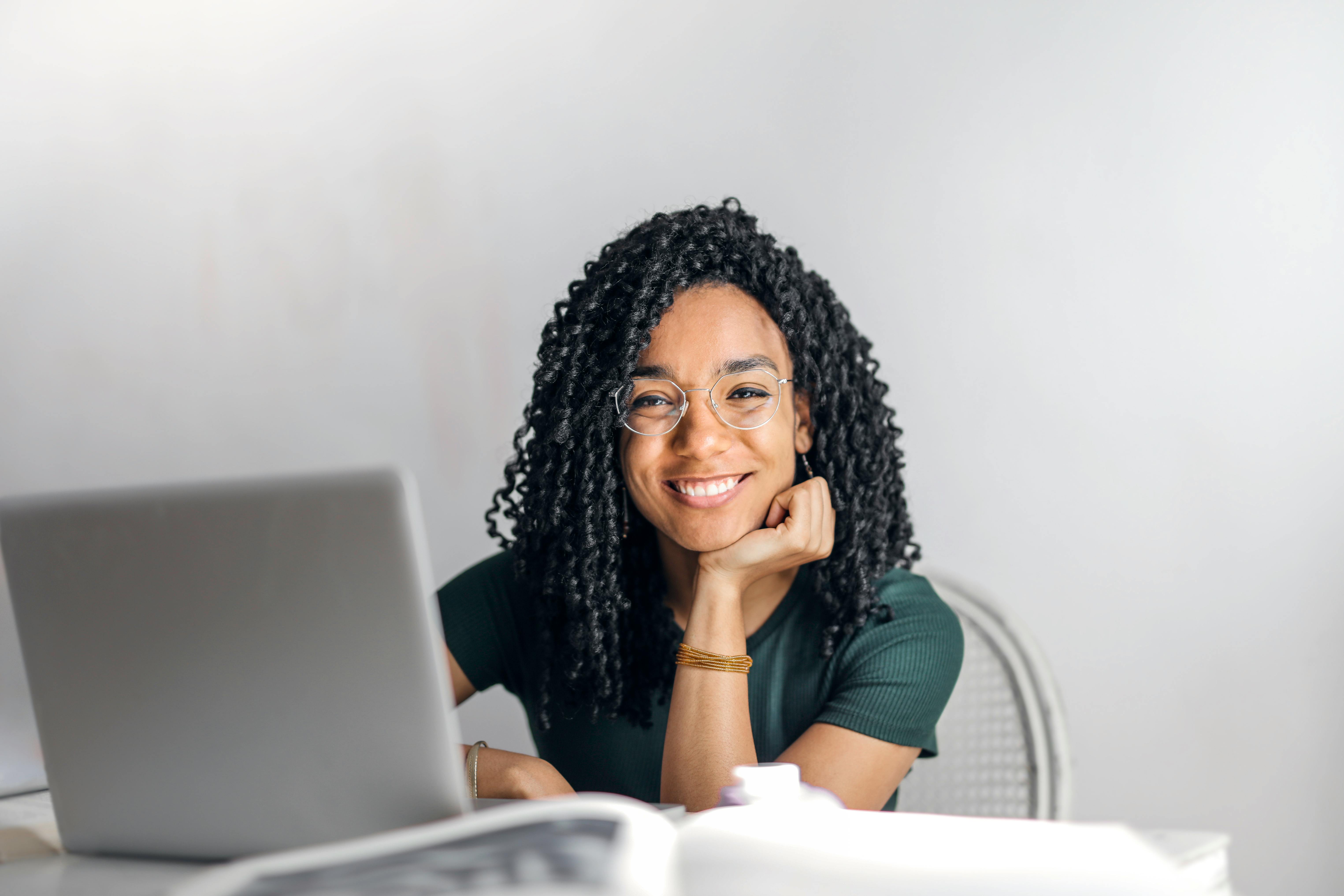 Une femme souriante au travail | Source : Pexels