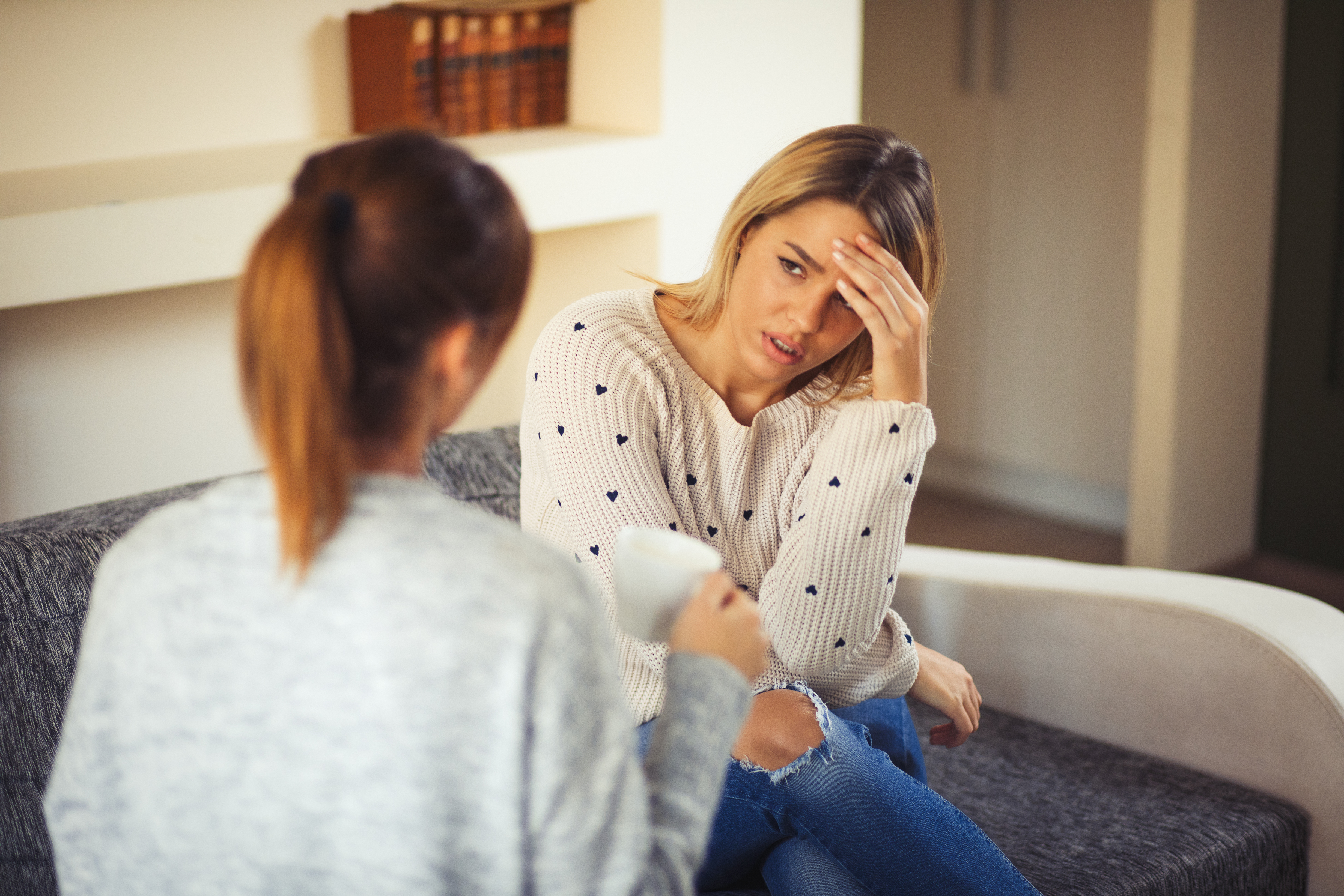 Jeune femme réconfortant son amie après une mauvaise rupture | Source : Getty Images