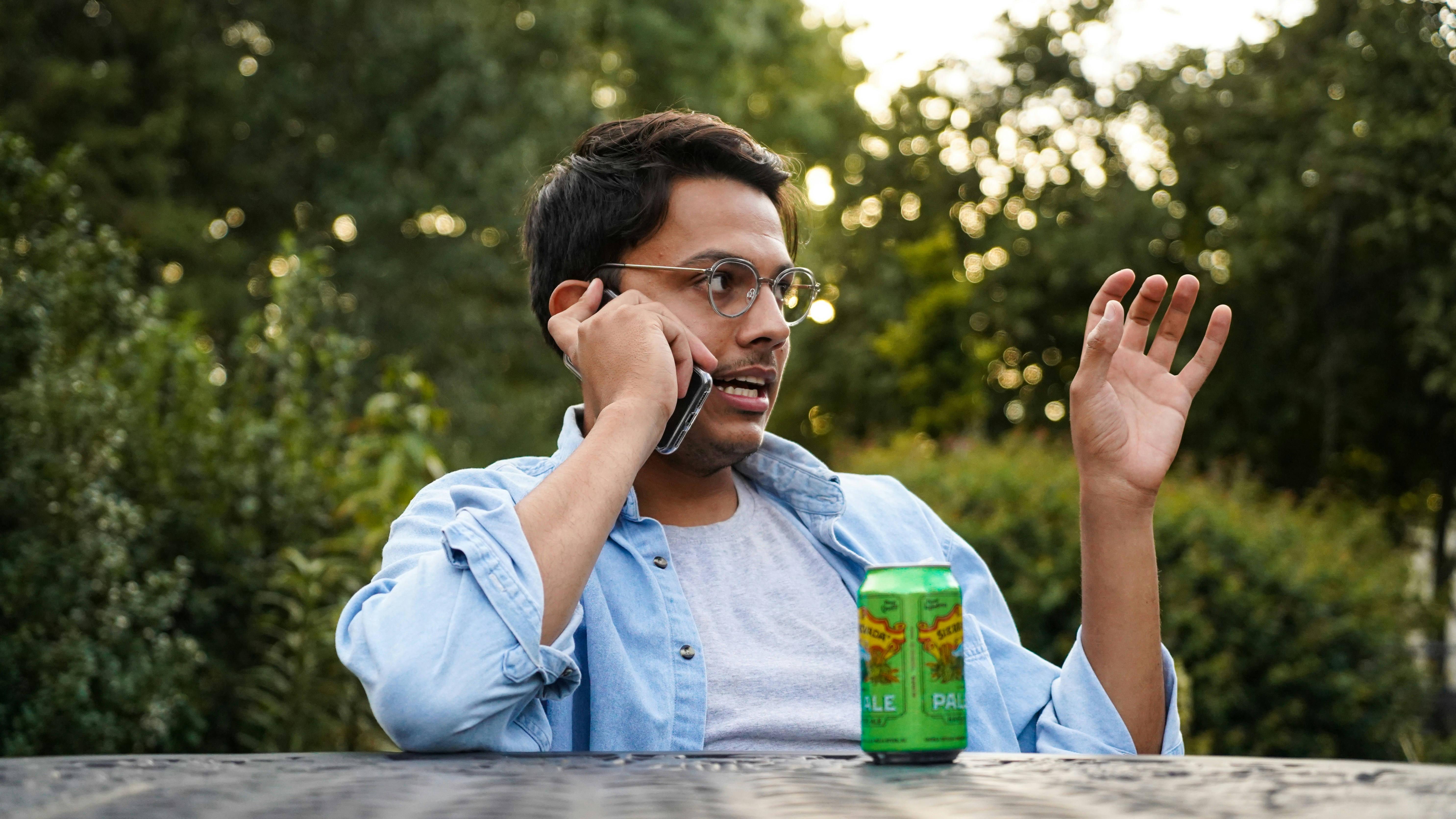 Un homme parlant au téléphone à l'extérieur | Source : Pexels