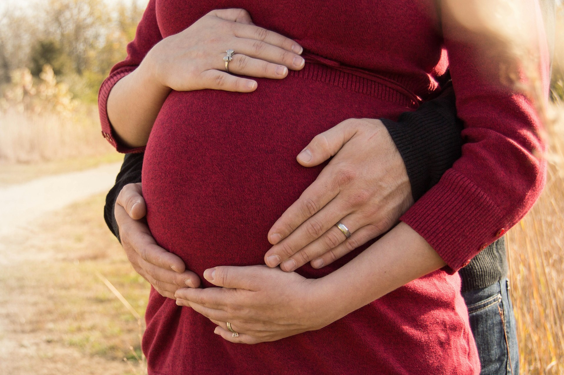 Un homme debout avec sa partenaire enceinte | Source : Unsplash
