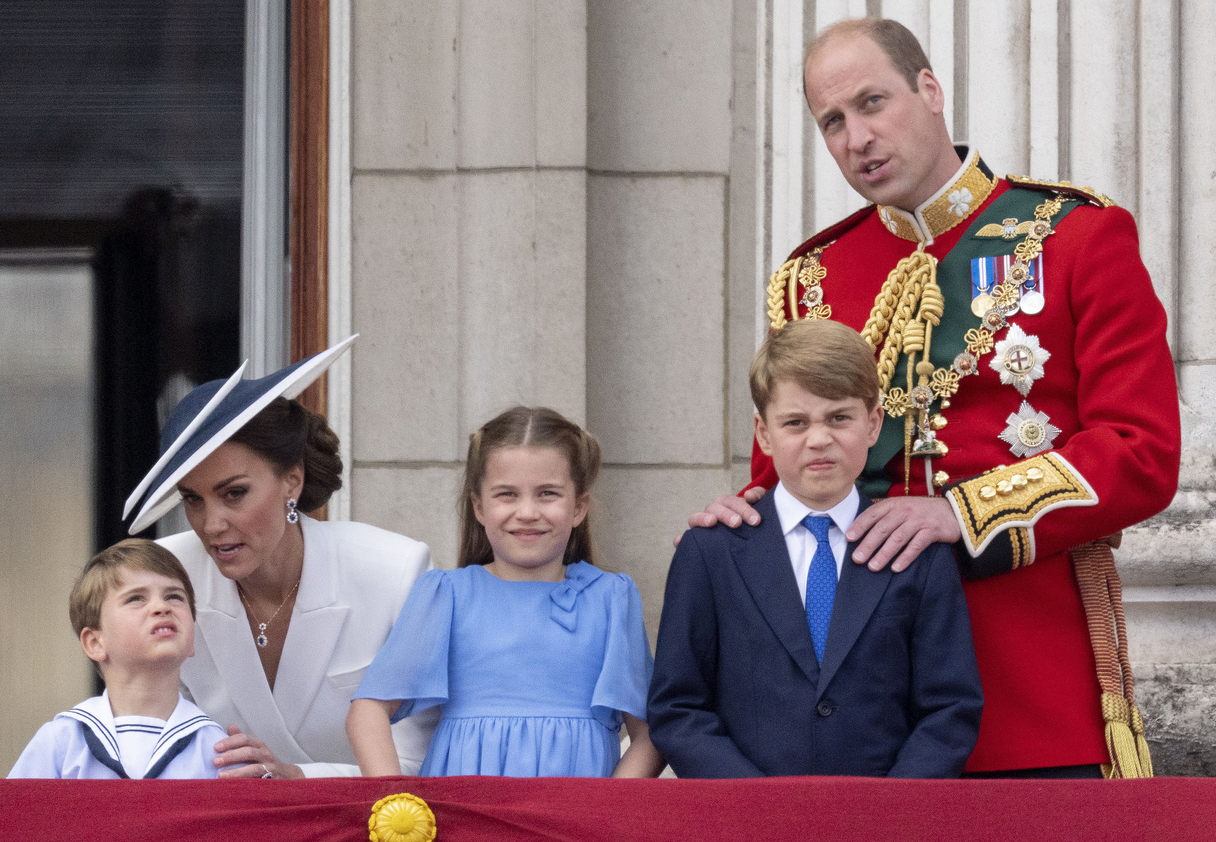 Le prince William, duc de Cambridge, et Catherine, duchesse de Cambridge, avec le prince Louis de Cambridge, la princesse Charlotte de Cambridge et le prince George de Cambridge, lors de la parade du drapeau le 2 juin 2022 à Londres, en Angleterre | Source : Getty Images