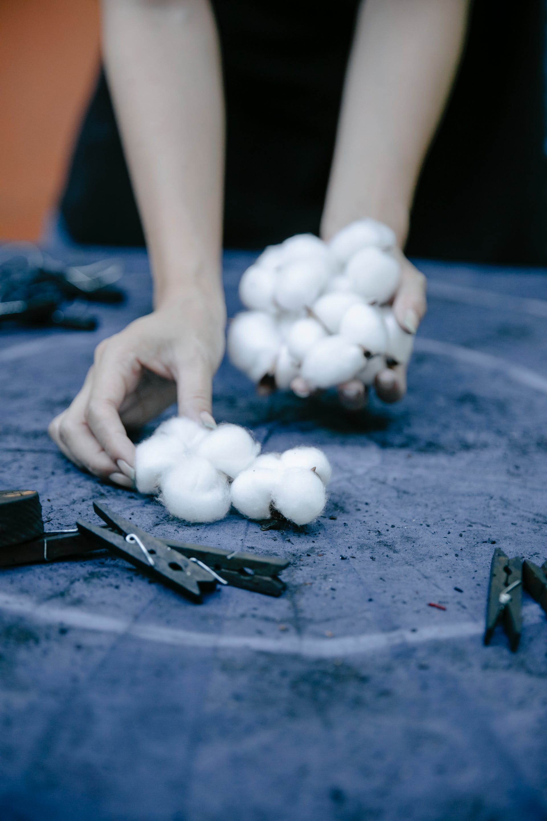 Une personne tenant des boules de coton | Source : Pexels