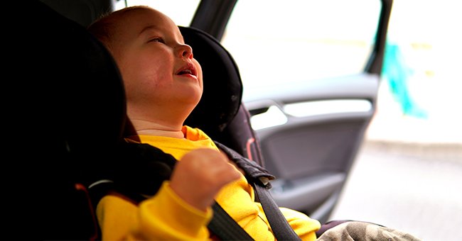 La photo d'un bébé sur la banquette arrière de la voiture | Source : Shutterstock