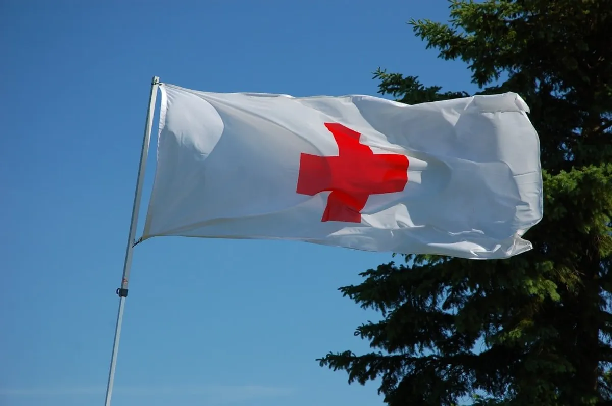 Le drapeau de la Croix-Rouge. l Source : Unsplash
