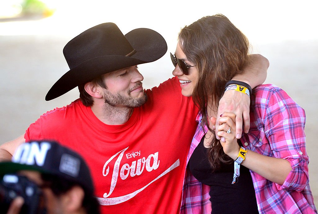 Ashton Kutcher et Mila Kunis au Stagecoach : California's Country Music Festival le 25 avril 2014, à Indio, en Californie | Source : Getty Images