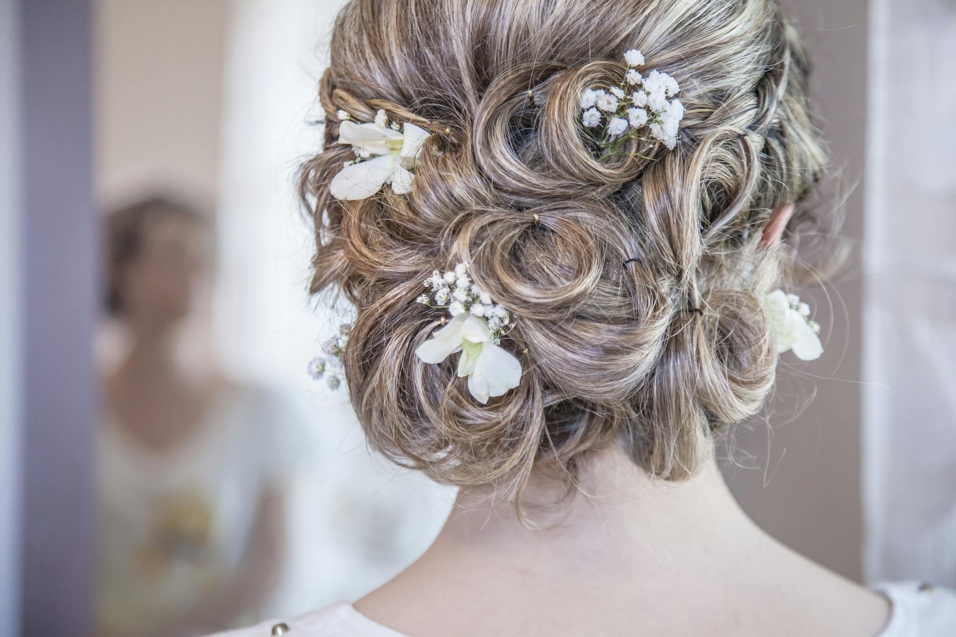 Une mariée qui se regarde dans le miroir | Source : Pexels