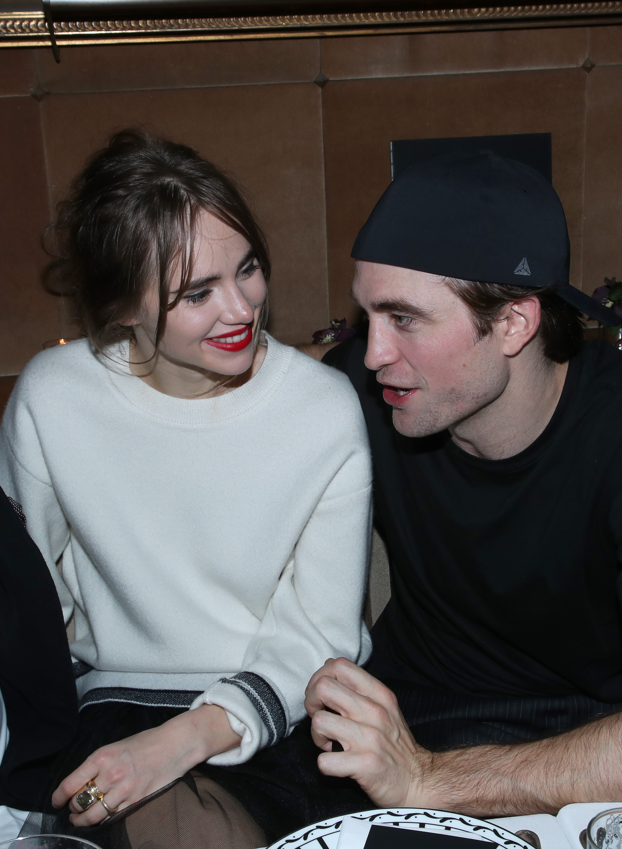 Suki Waterhouse et Robert Pattinson au dîner des parfums Dior dans le cadre de la semaine de la mode à Paris, en France, le 17 janvier 2020 | Source : Getty Images