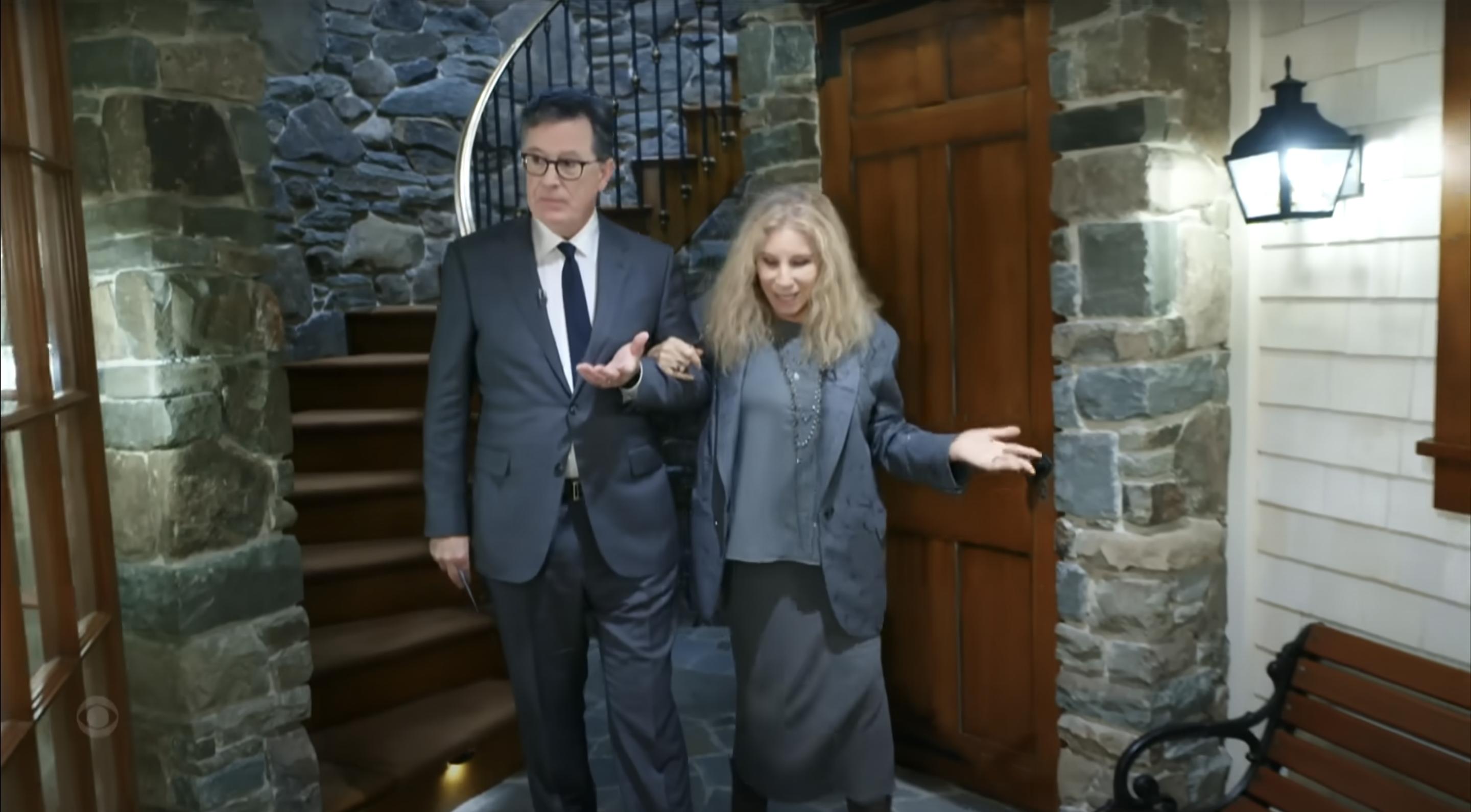 Barbra Streisand faisant visiter sa maison à Stephen Colbert, posté le 14 novembre 2023 | Source : YouTube/The Late Show with Stephen Colbert