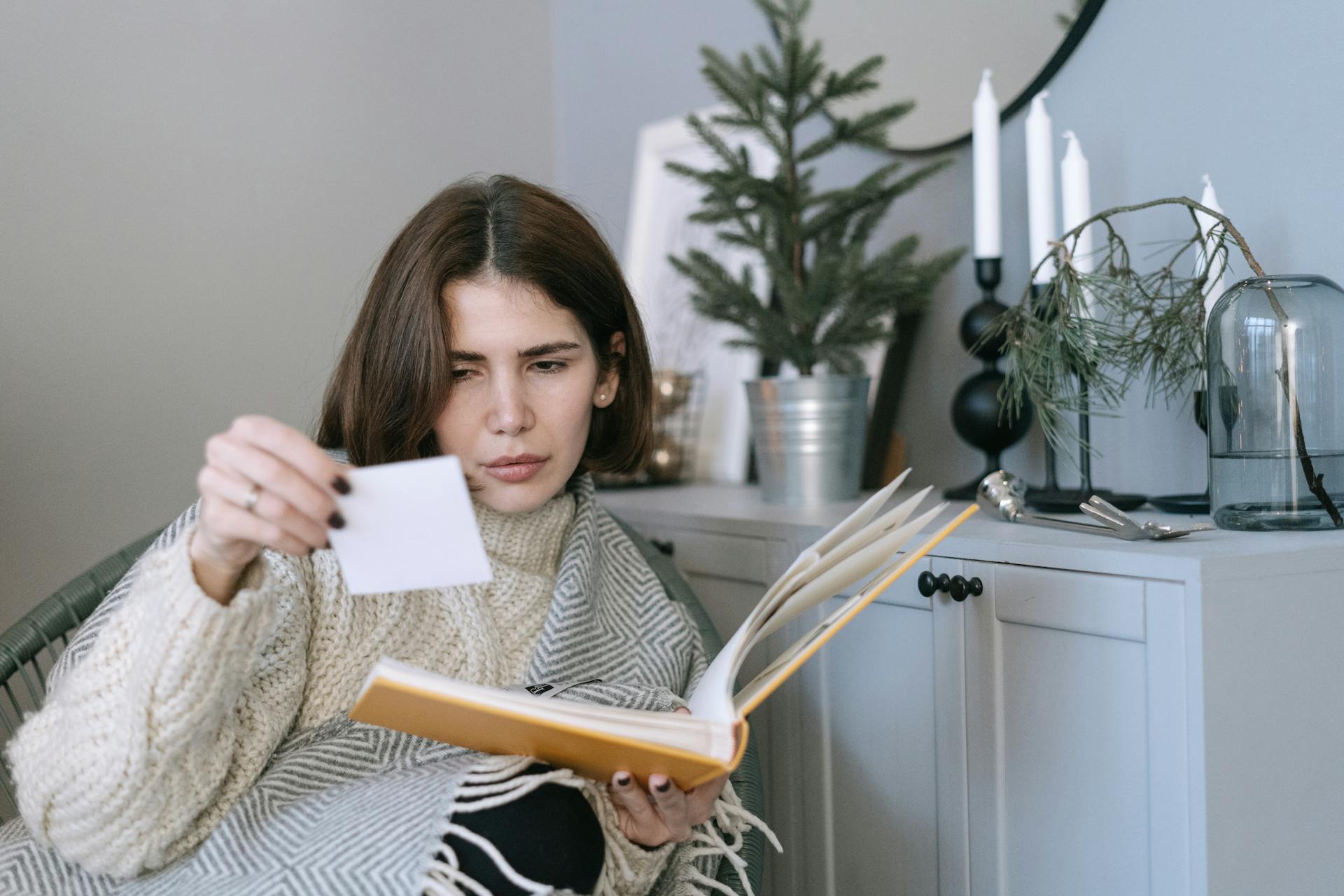 Une femme fronce les sourcils en lisant une note | Source : Pexels