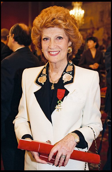 Rosy Varte lors de la cérémonie de remise de l'insigne de Chevalier de la Légion d'Honneur à l'Elysée à Paris en 1998. |Photo : Getty Images