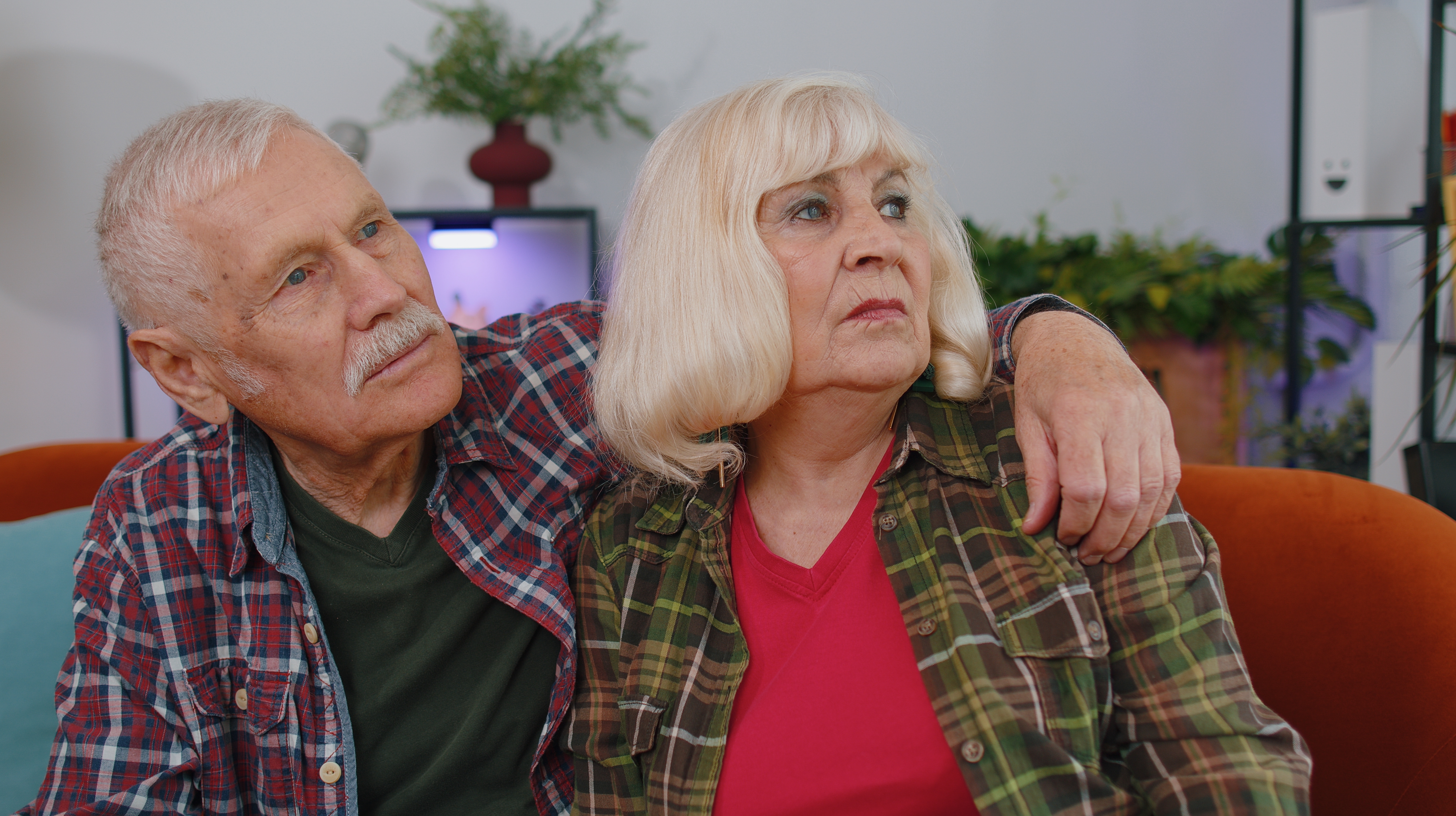 Des grands-parents agacés assis à la maison | Source : Shutterstock