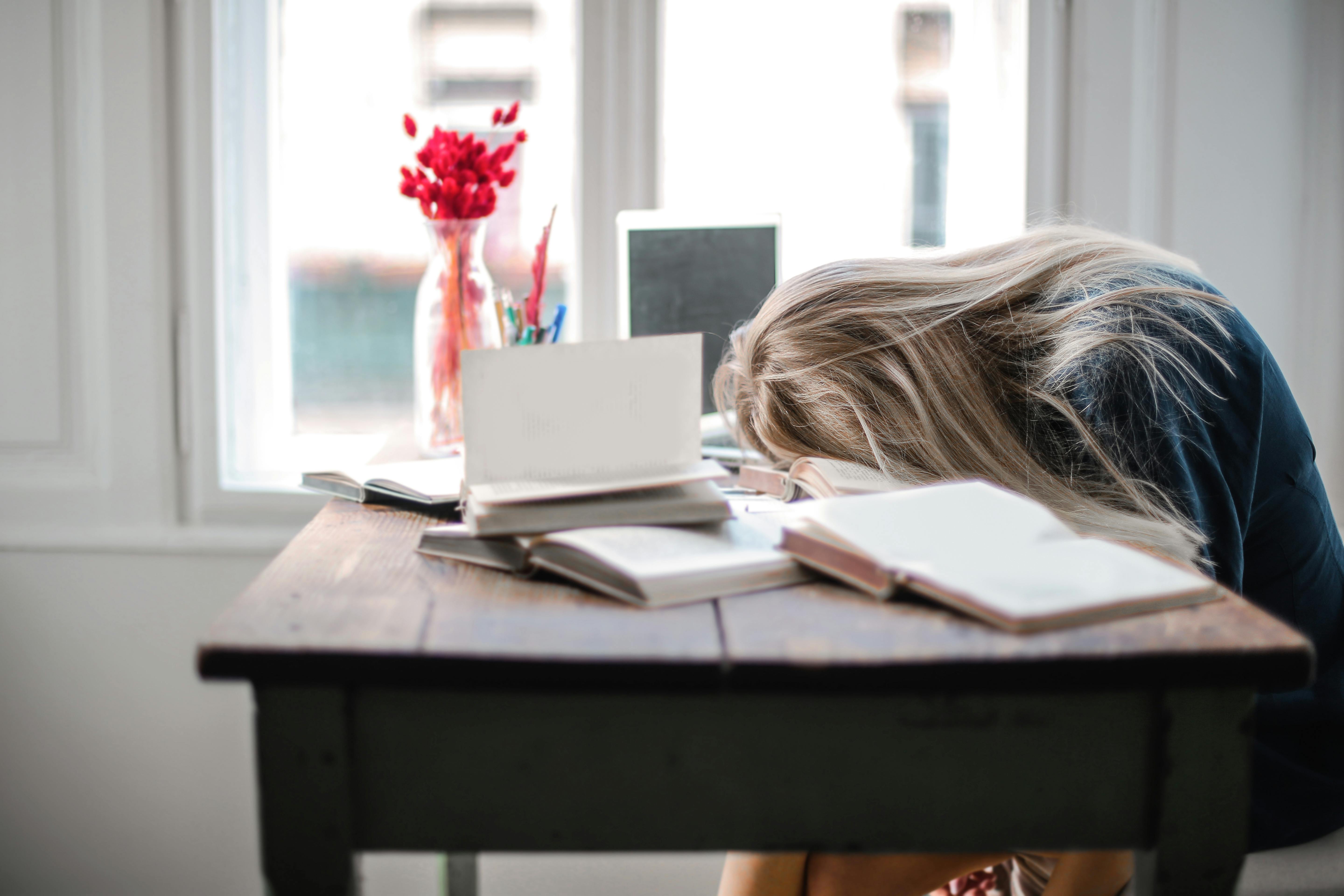 Une femme fatiguée au travail | Source : Pexels