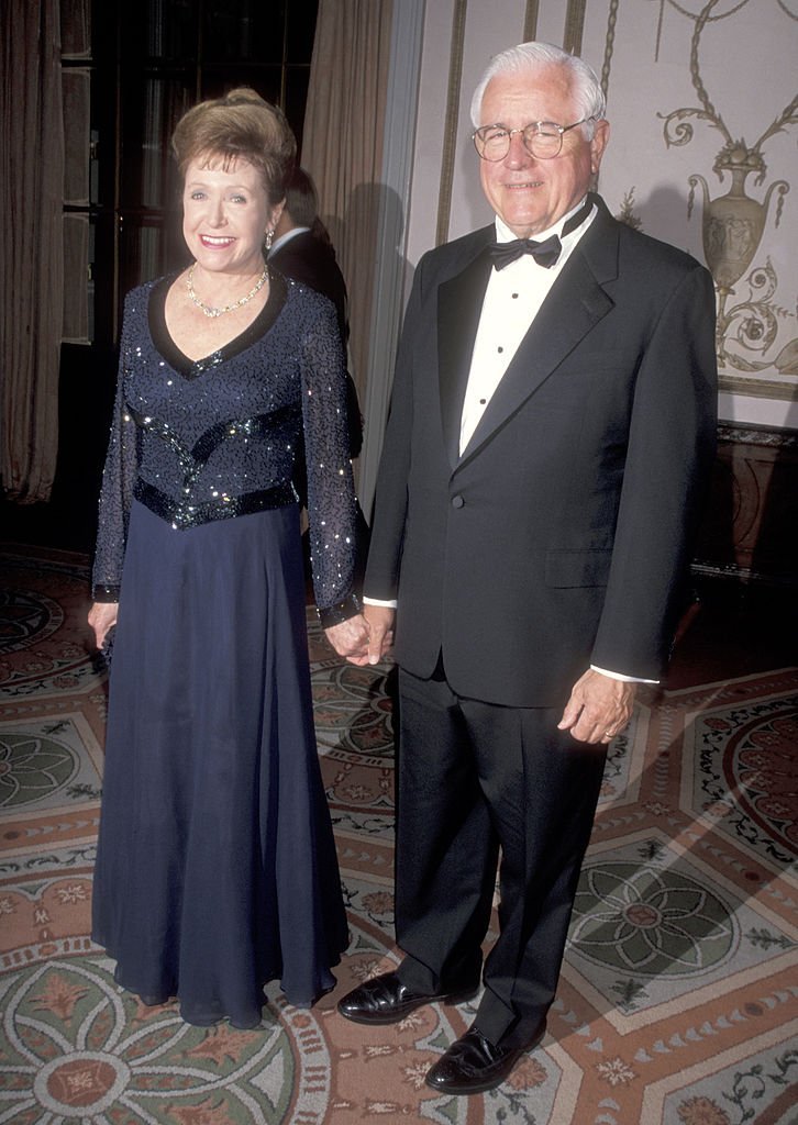 Mary Higgins Clark et son mari John J. Conheeney assistent au prix de la médaille d'or de la Fondation IRTS en l'honneur de Sumner Redstone le 16 juin 1998 au Waldorf-Astoria Hotel à New York. | Photo : Getty Images