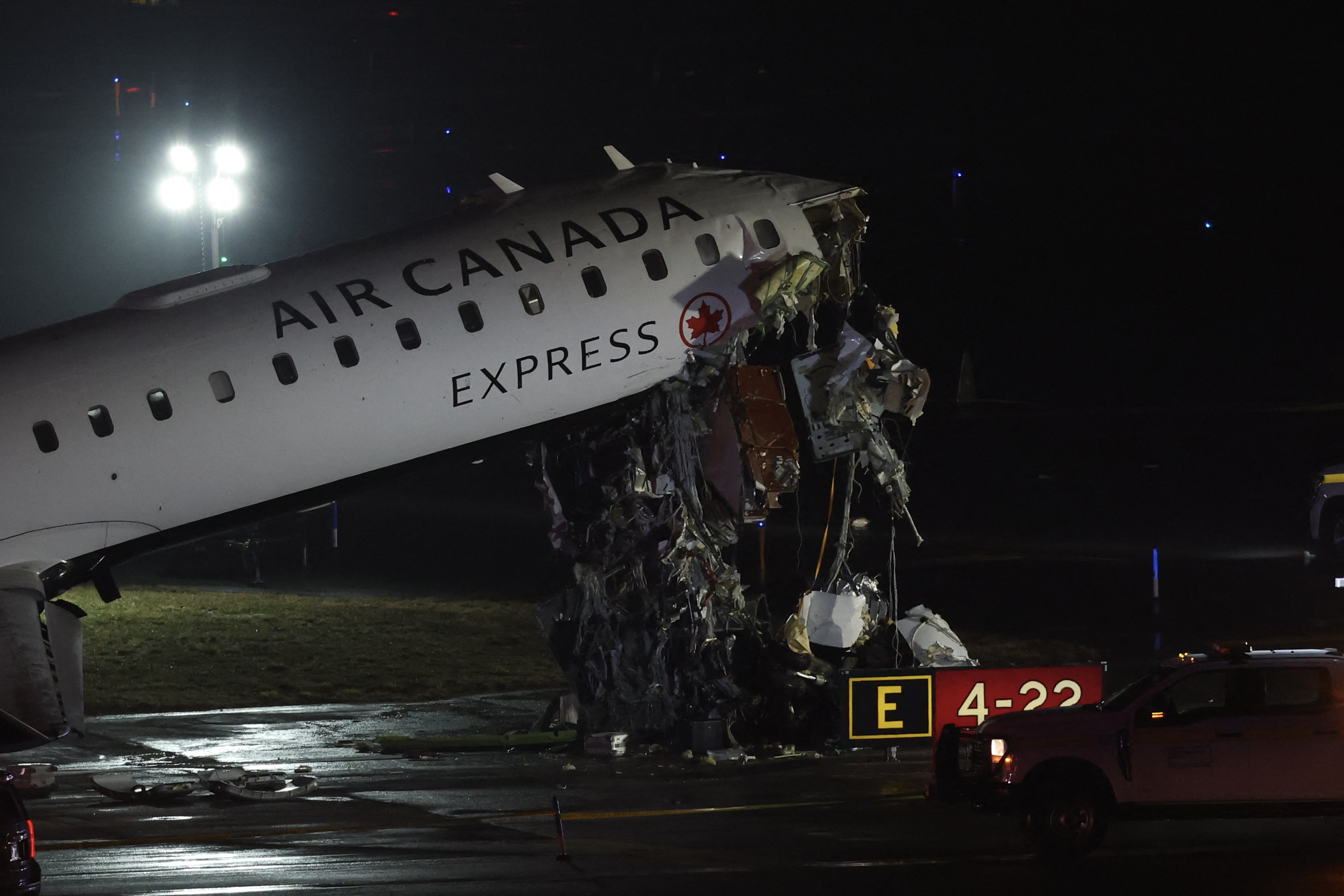 Un CRJ-900 d'Air Canada Express est immobilisé sur la piste après être entré en collision avec un camion de pompiers de l'Autorité portuaire à l'aéroport LaGuardia de New York, le 23 mars 2026.