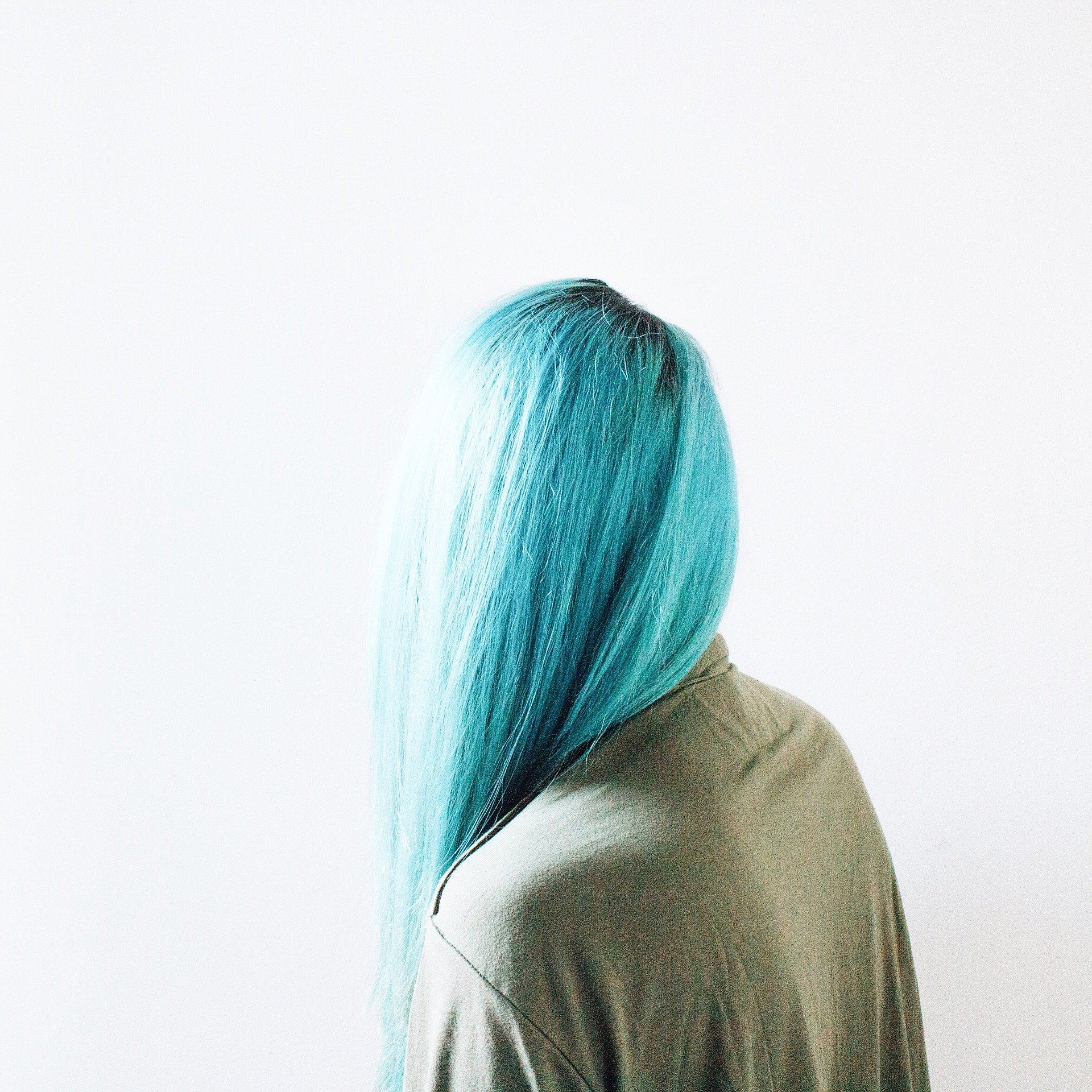 Une femme aux cheveux colorés. | Photo : Pixabay