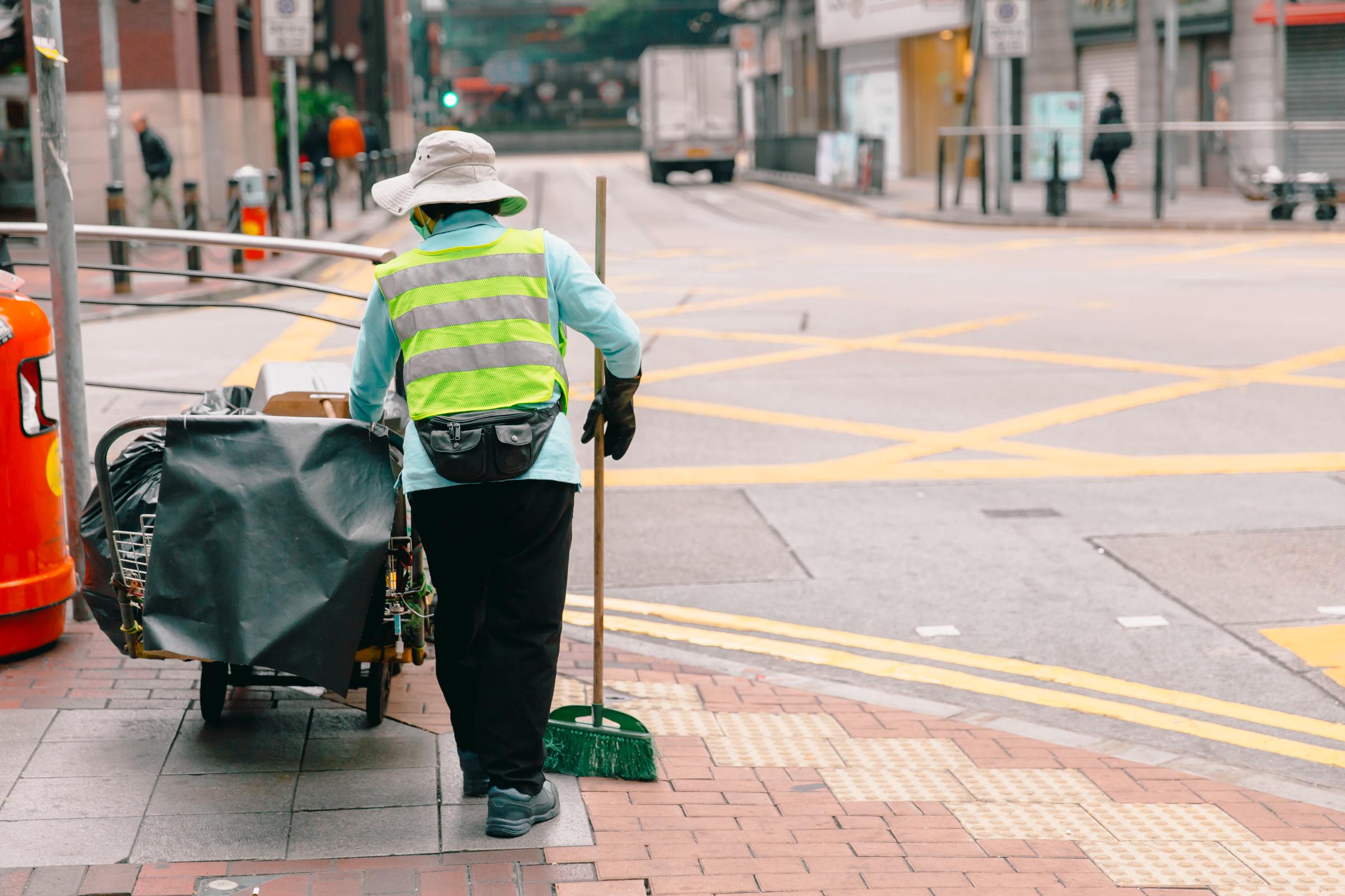 Une femme qui nettoie les rues | Source : Shutterstock