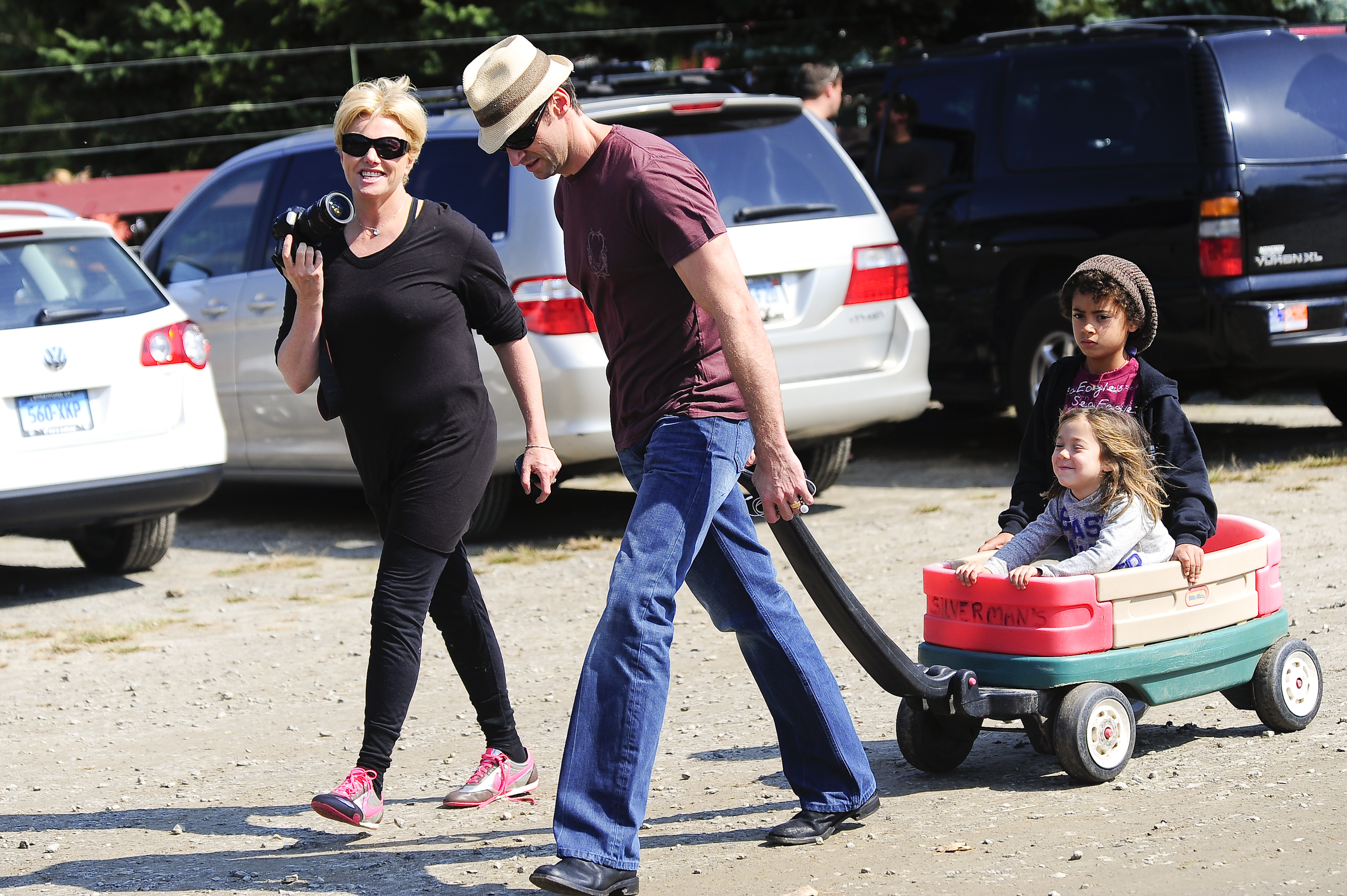 Deborra-Lee Furness, Hugh Jackman et leurs enfants Ava et Oscar visitent la ferme Silverman à Easton, Connecticut, le 28 septembre 2009 | Source : Getty Images