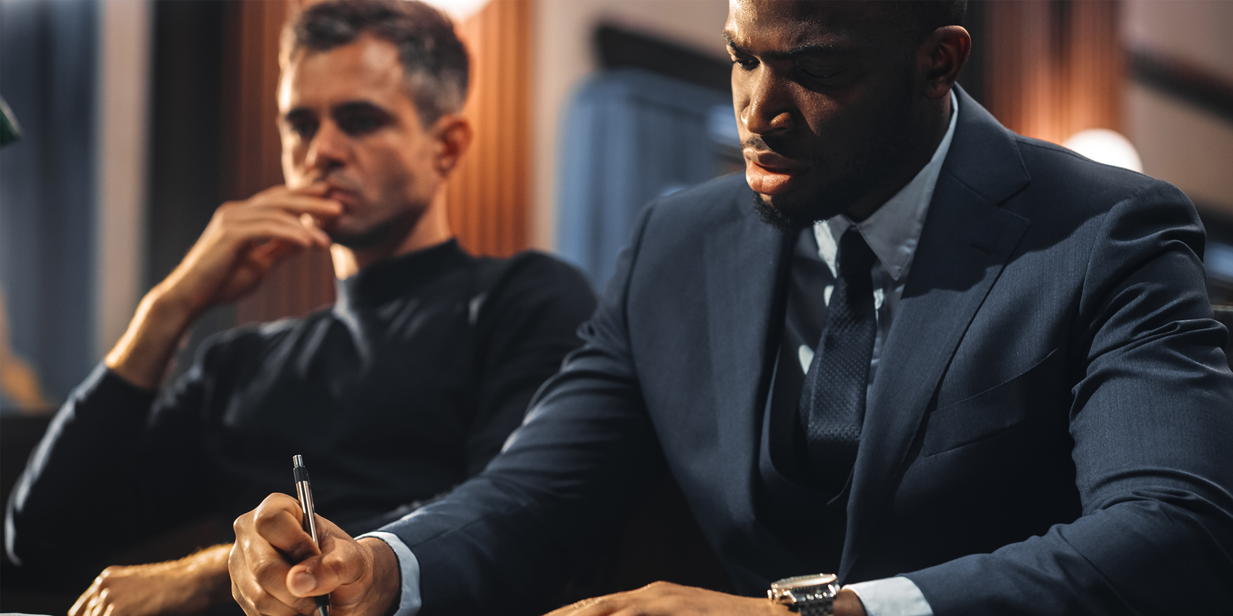 Un avocat et un accusé dans une salle d'audience | Source : Shutterstock