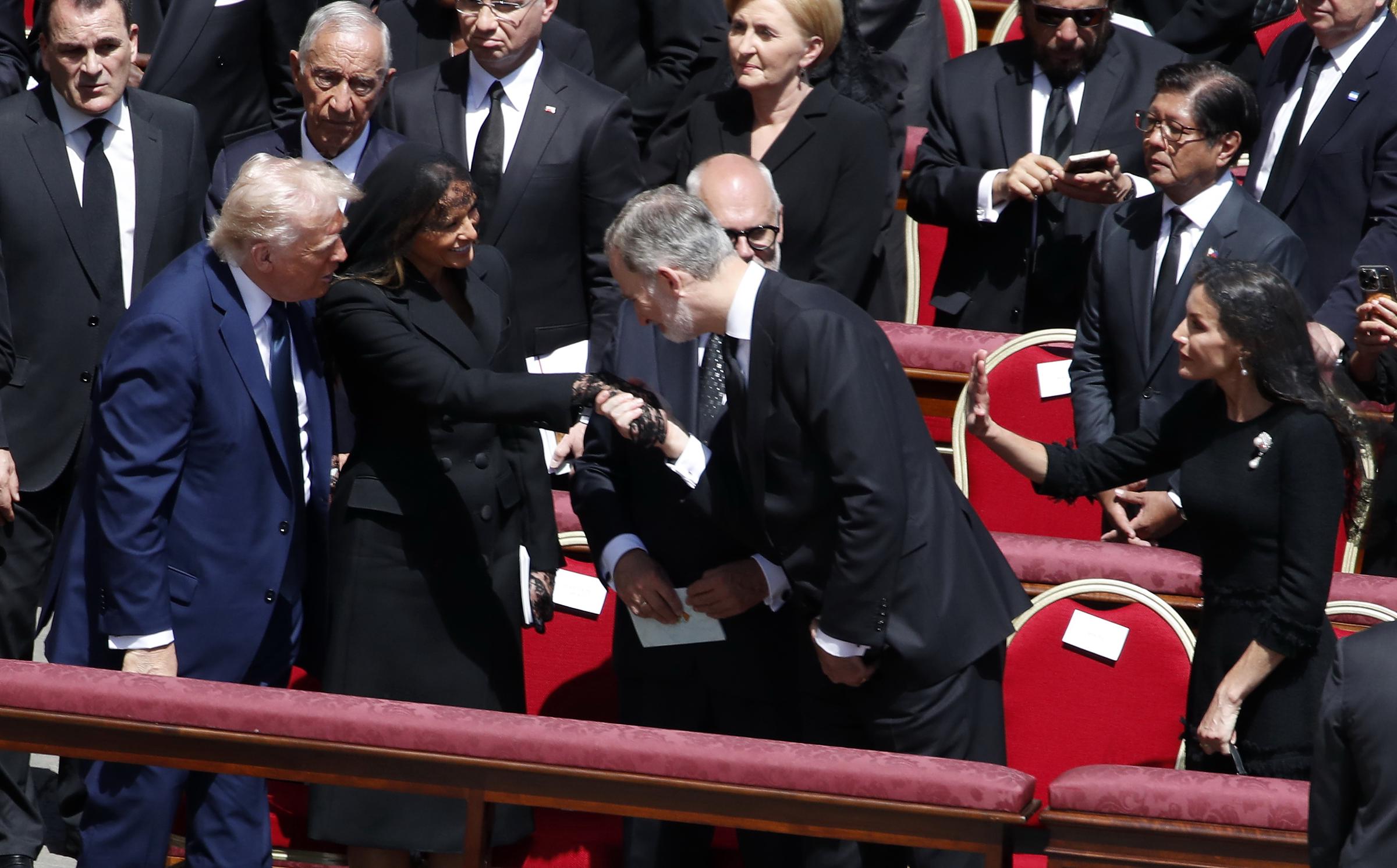 Le roi Felipe VI d'Espagne embrasse la main de Melania Trump lors des funérailles du pape François sur la place Saint-Pierre, au Vatican, le 26 avril 2025. | Source : Getty Images