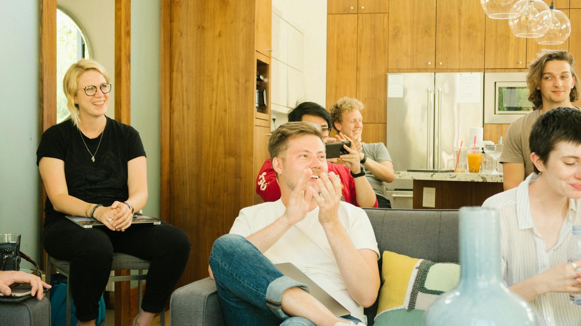 Un groupe de personnes qui rient ensemble | Source : Pexels