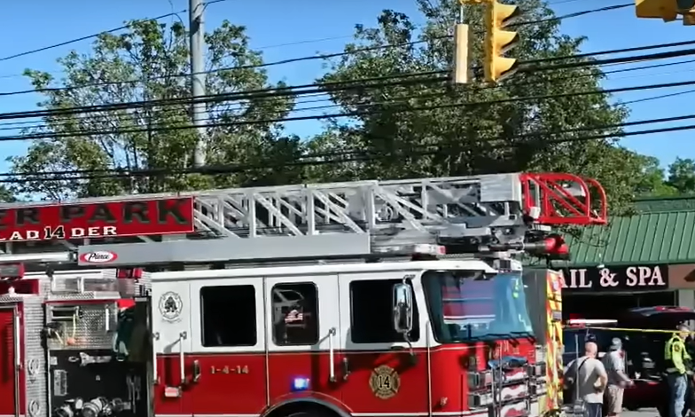 Équipe de pompiers et de sauveteurs sur le site de l'accident | Source : YouTube / ABC News