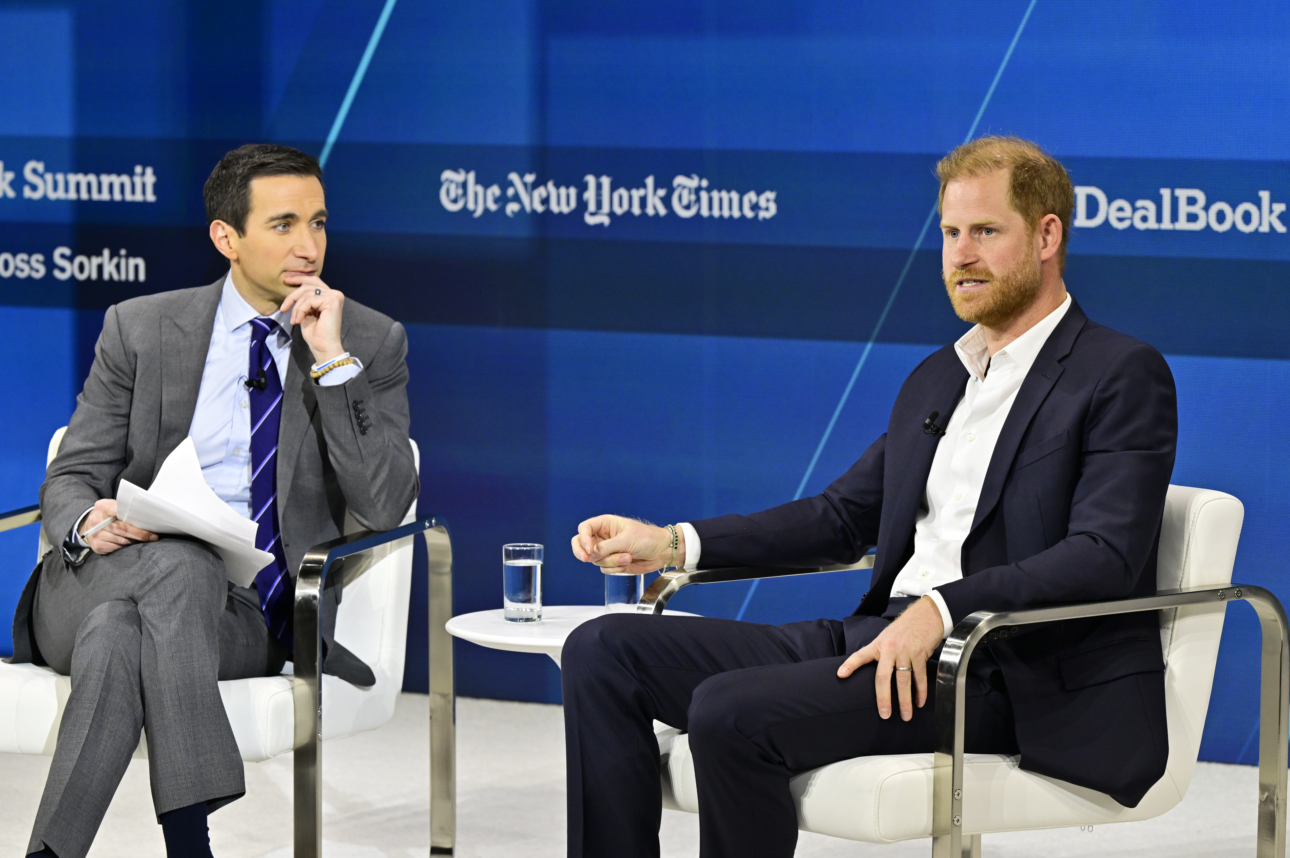 Andrew Ross Sorkin et le prince Harry lors du sommet 2024 du New York Times Dealbook, le 4 décembre 2024, à New York. | Source : Getty Images