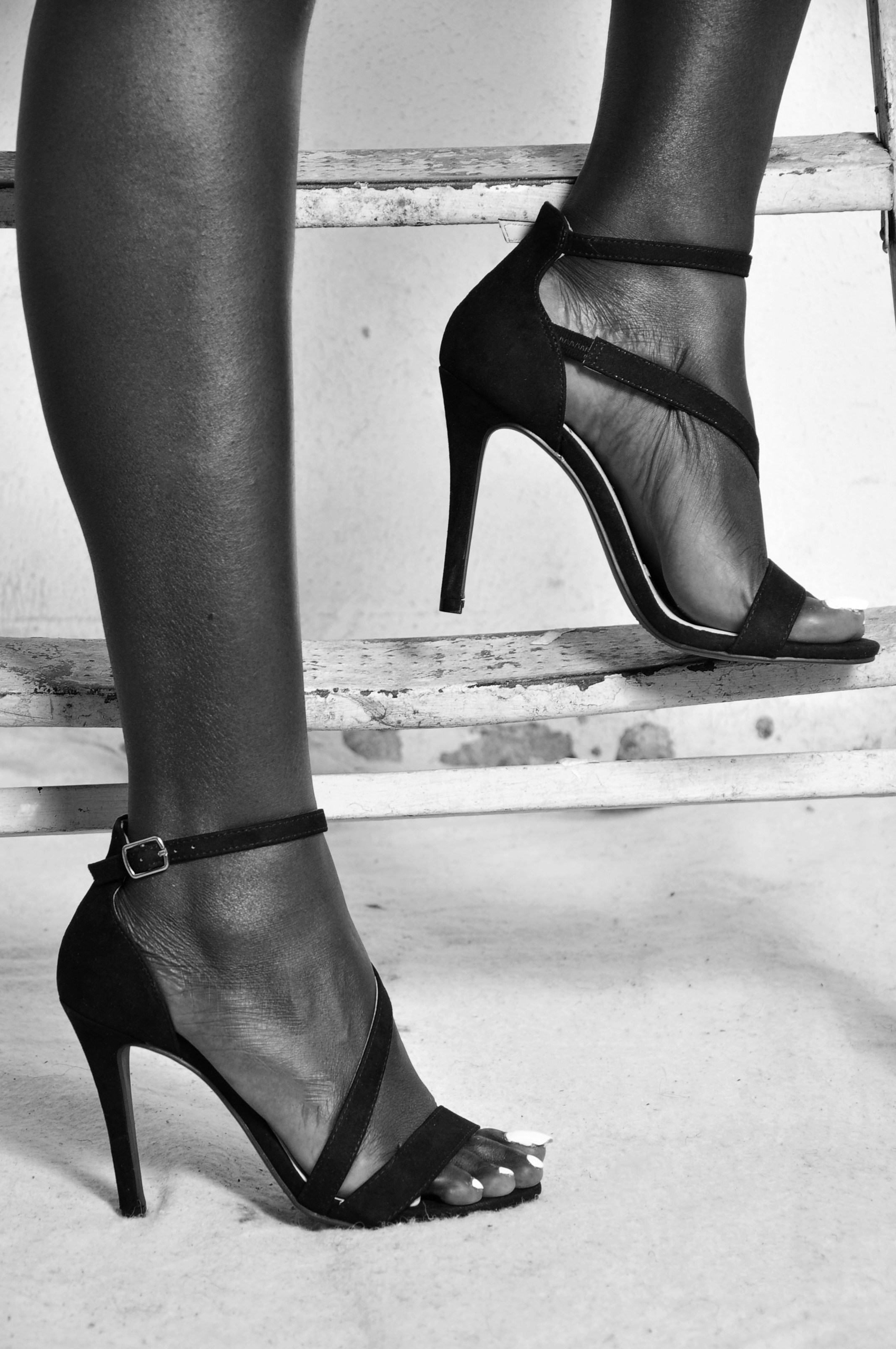 Une personne portant des talons et se tenant debout dans les escaliers | Source : Unsplash