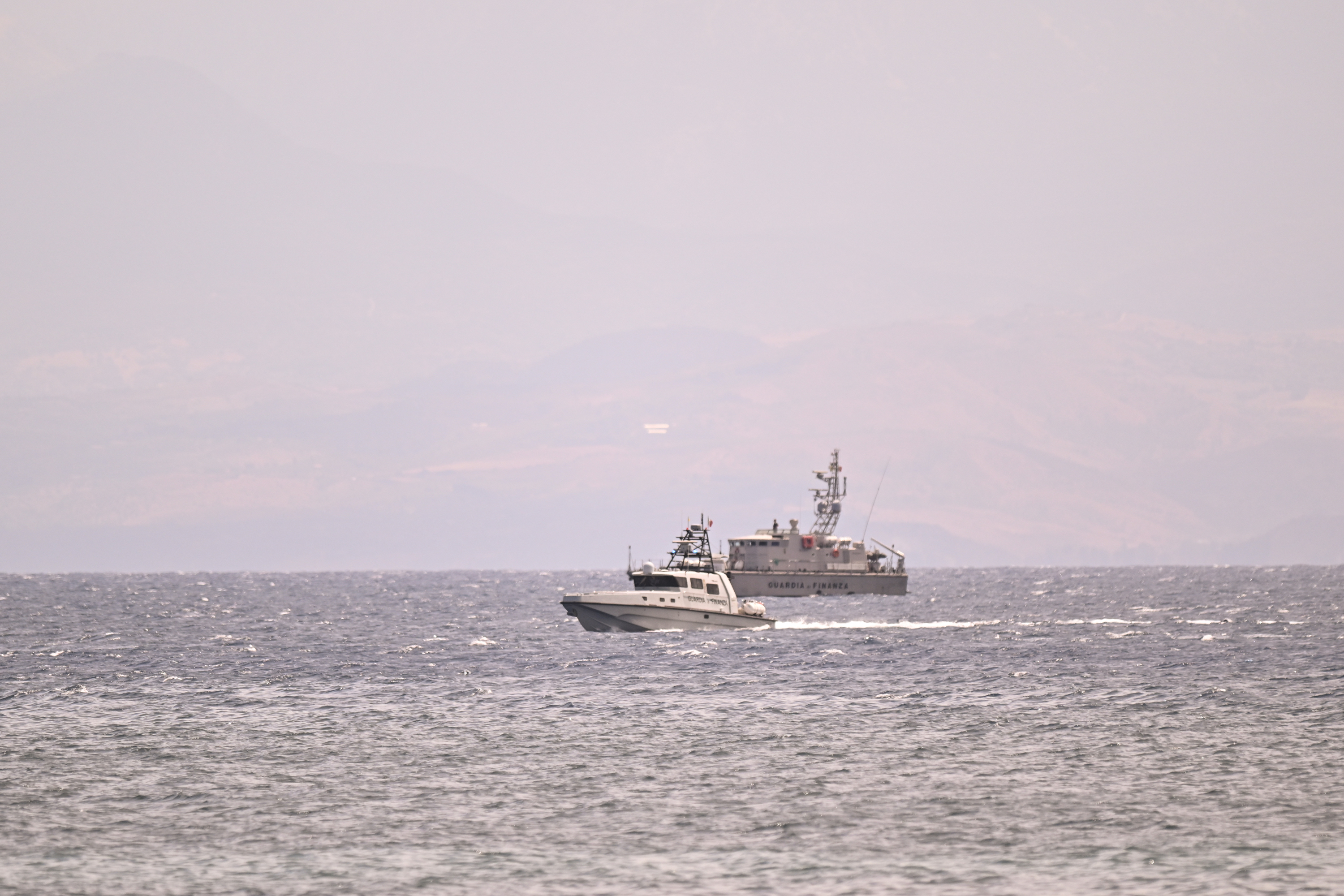 Les navires des garde-côtes participent à la recherche des passagers disparus à Porticello, en Italie, le 19 août 2024 | Source : Getty Images