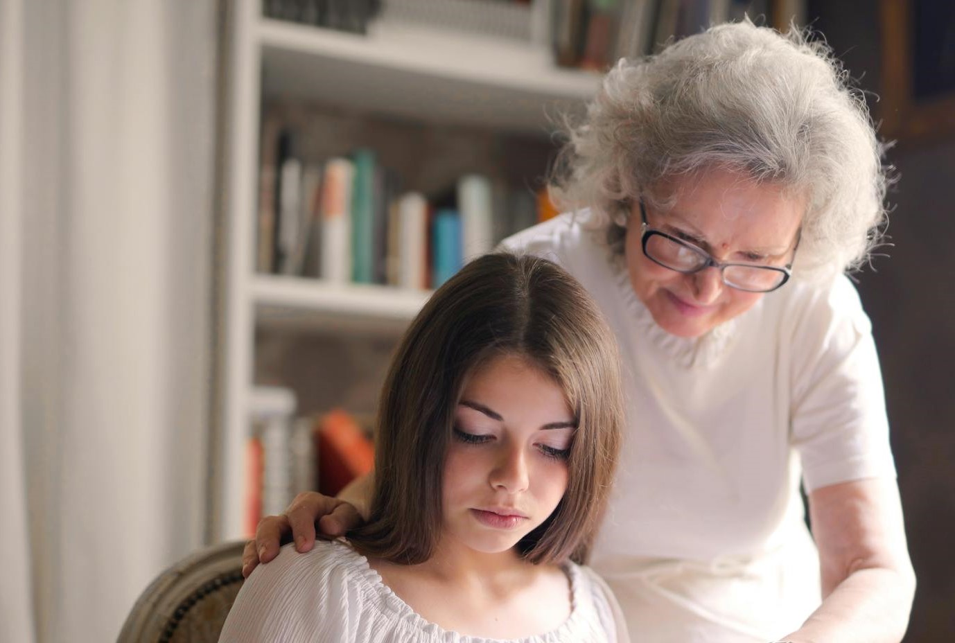 Une femme âgée réconforte sa petite-fille en détresse | Source : Pexels