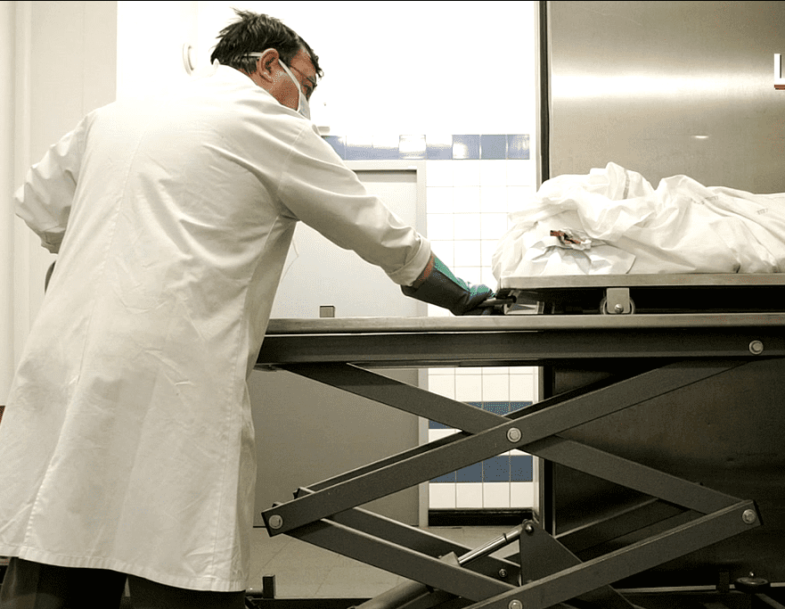 Un médecin légiste se prépare à effectuer une autopsie sur un cadavre. | Le parisien