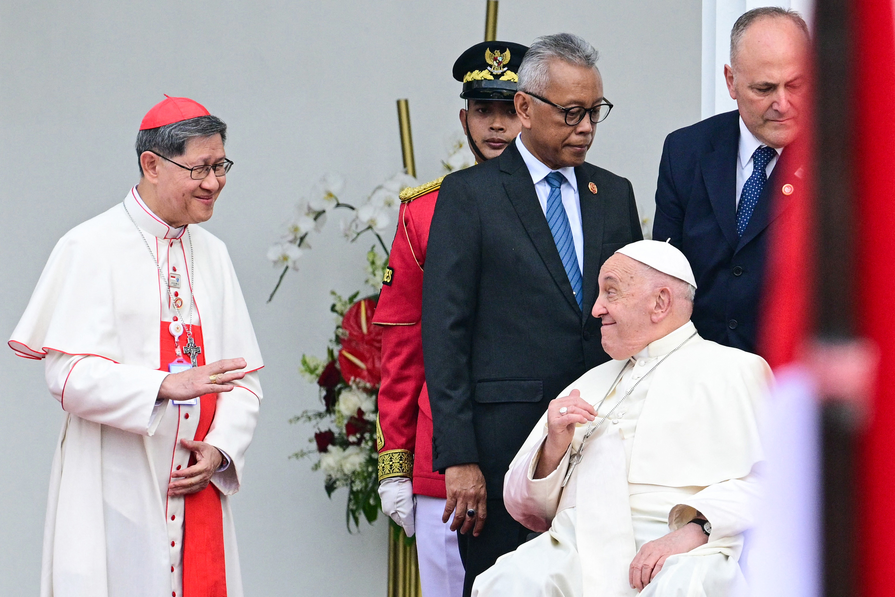 Le pape François salue le cardinal Luis Antonio Tagle lors d'une cérémonie d'accueil, le 4 septembre 2024, au palais présidentiel de Jakarta. | Source : Getty Images