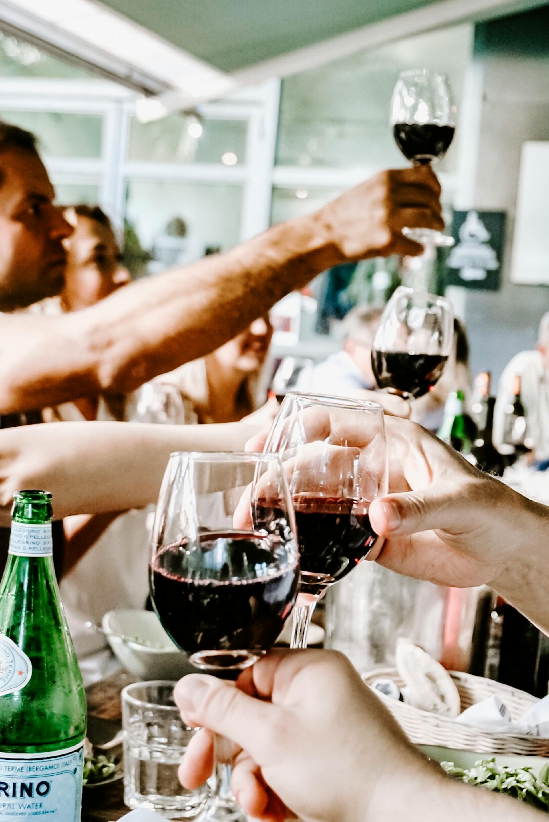 Des gens trinquent avec du vin | Source : Pexels