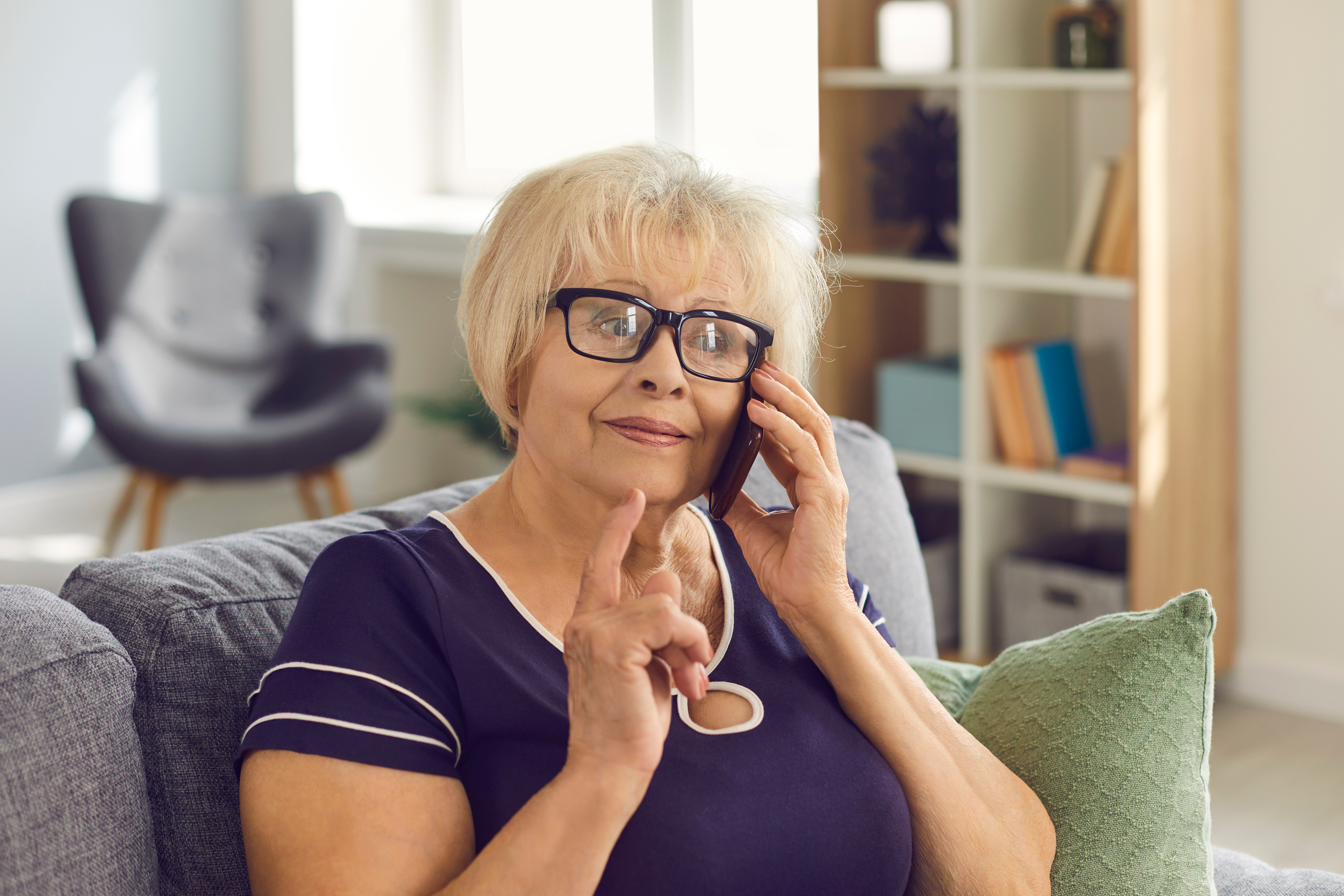 Une femme au téléphone. | Source : Shutterstock/Studio Romantic