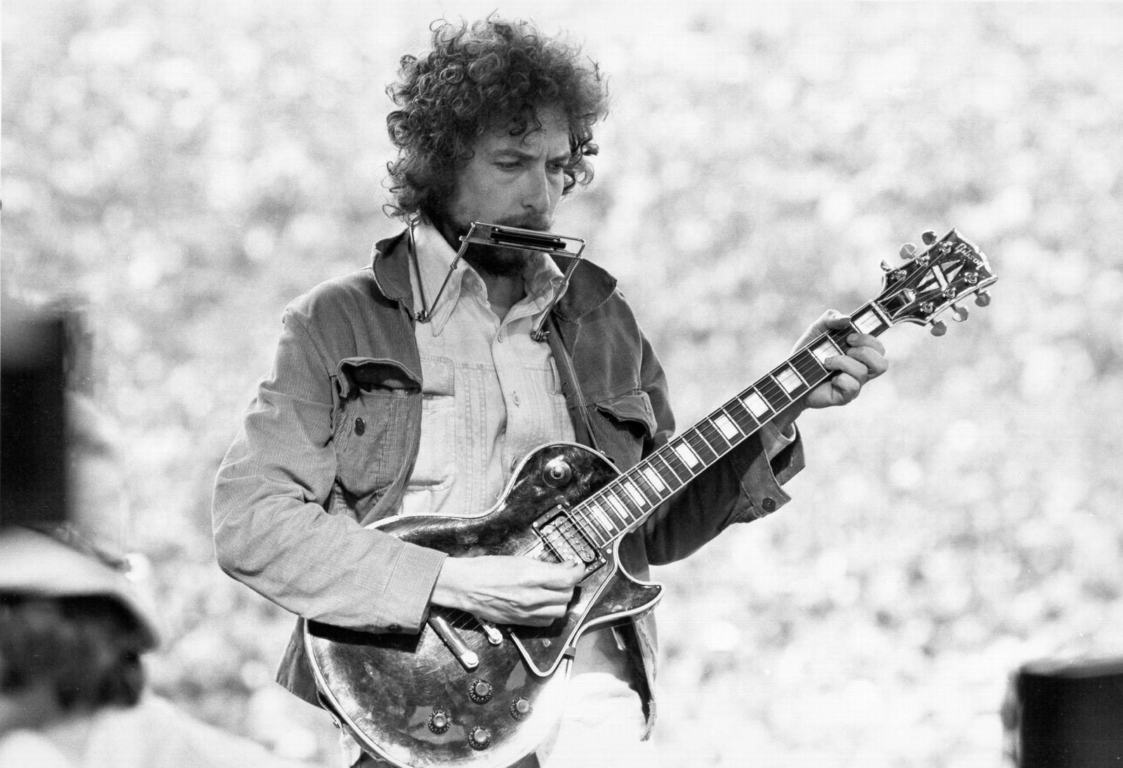 Bob Dylan se produit au Kezar Stadium de San Francisco, en Californie, le 23 mars 1975. | Photo : Getty Images