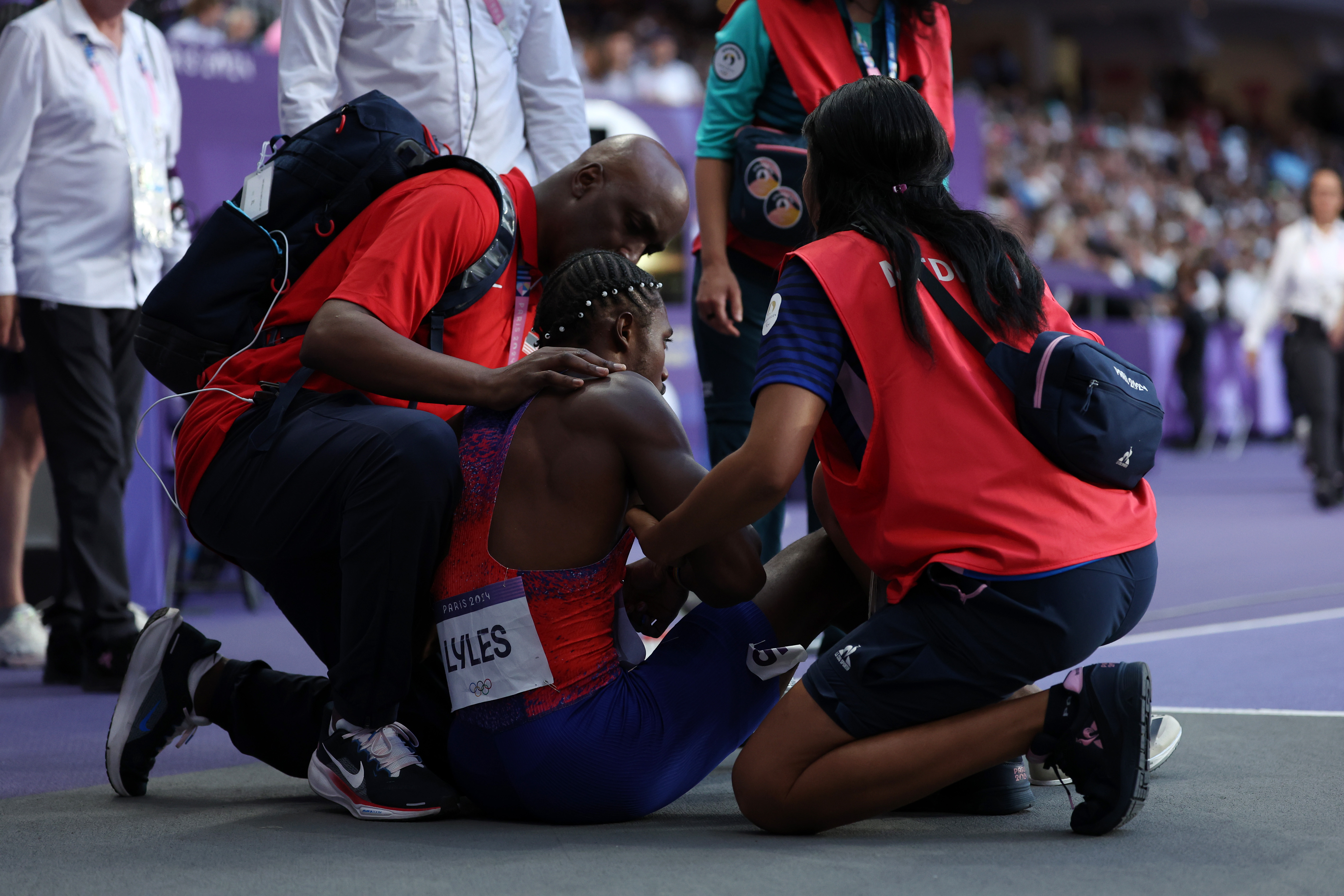 Noah Lyles de l'équipe des États-Unis recevant une assistance médicale après avoir participé à la finale du 200 m masculin aux Jeux olympiques de Paris le 8 août 2024 | Source : Getty Images