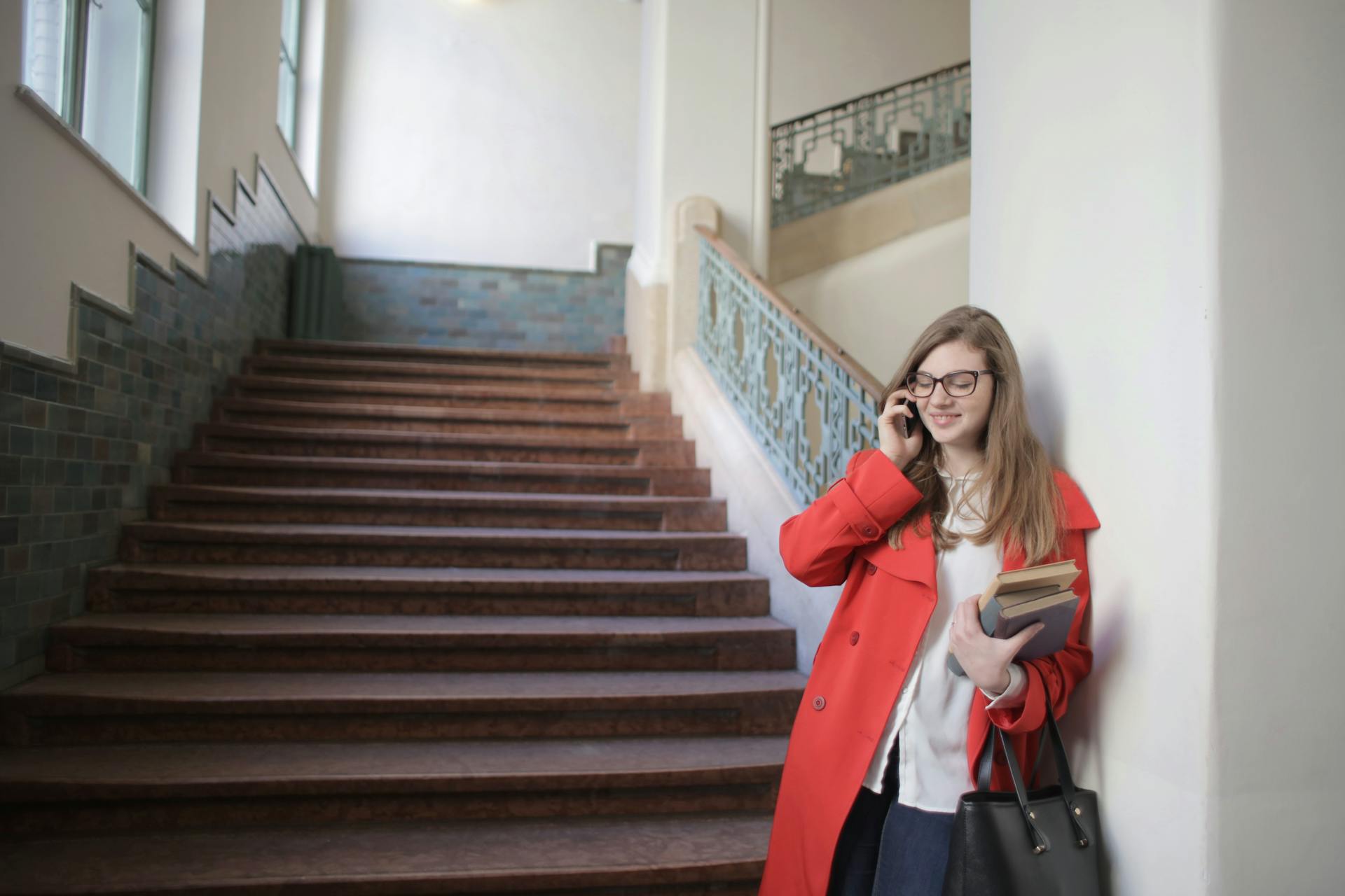 Une femme souriante qui répond à un appel | Source : Pexels