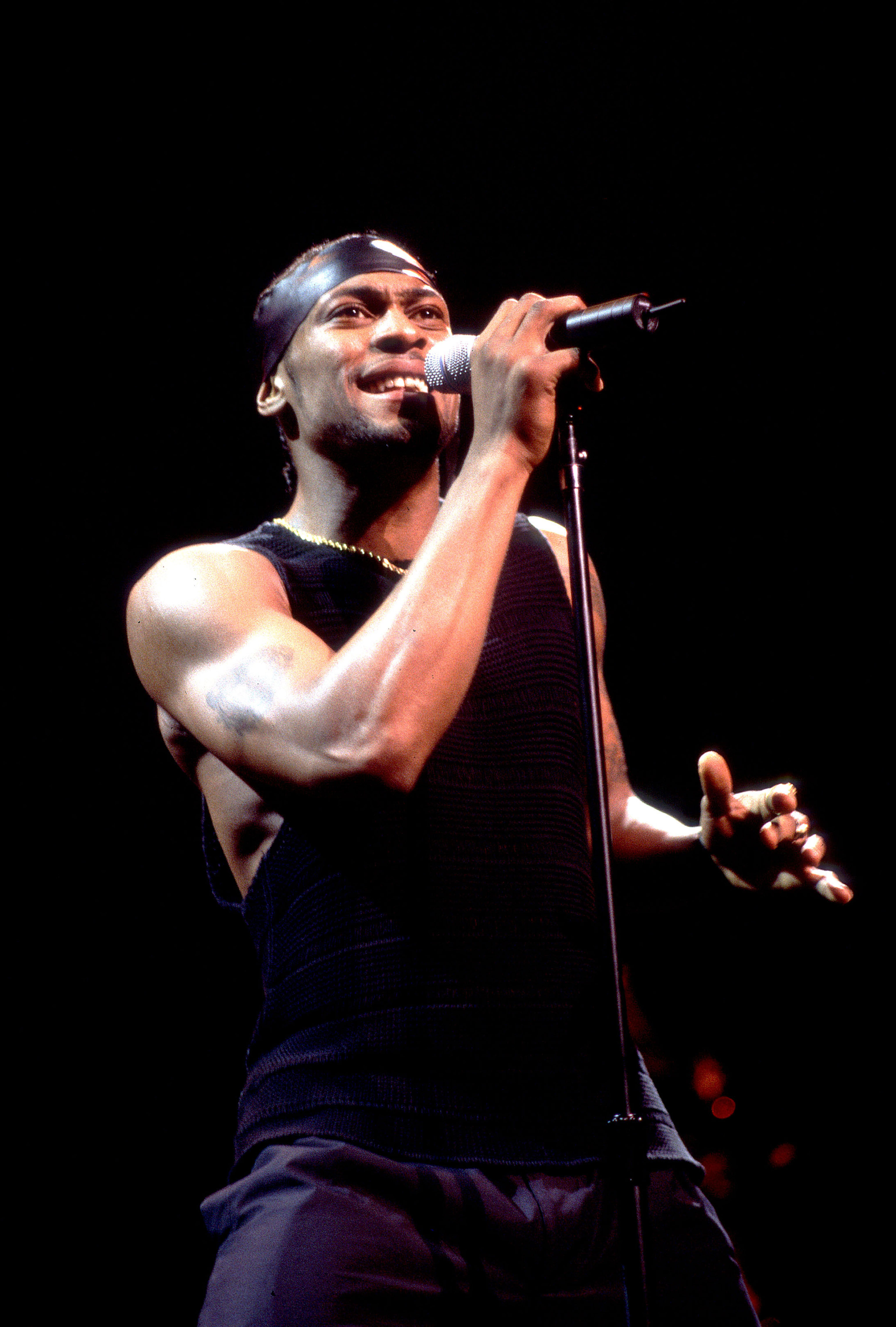 D'Angelo (né Michael Eugene Archer) se produit sur scène au Aire Crown Theater le 4 avril 2000 à Chicago, Illinois. | Source : Getty Images