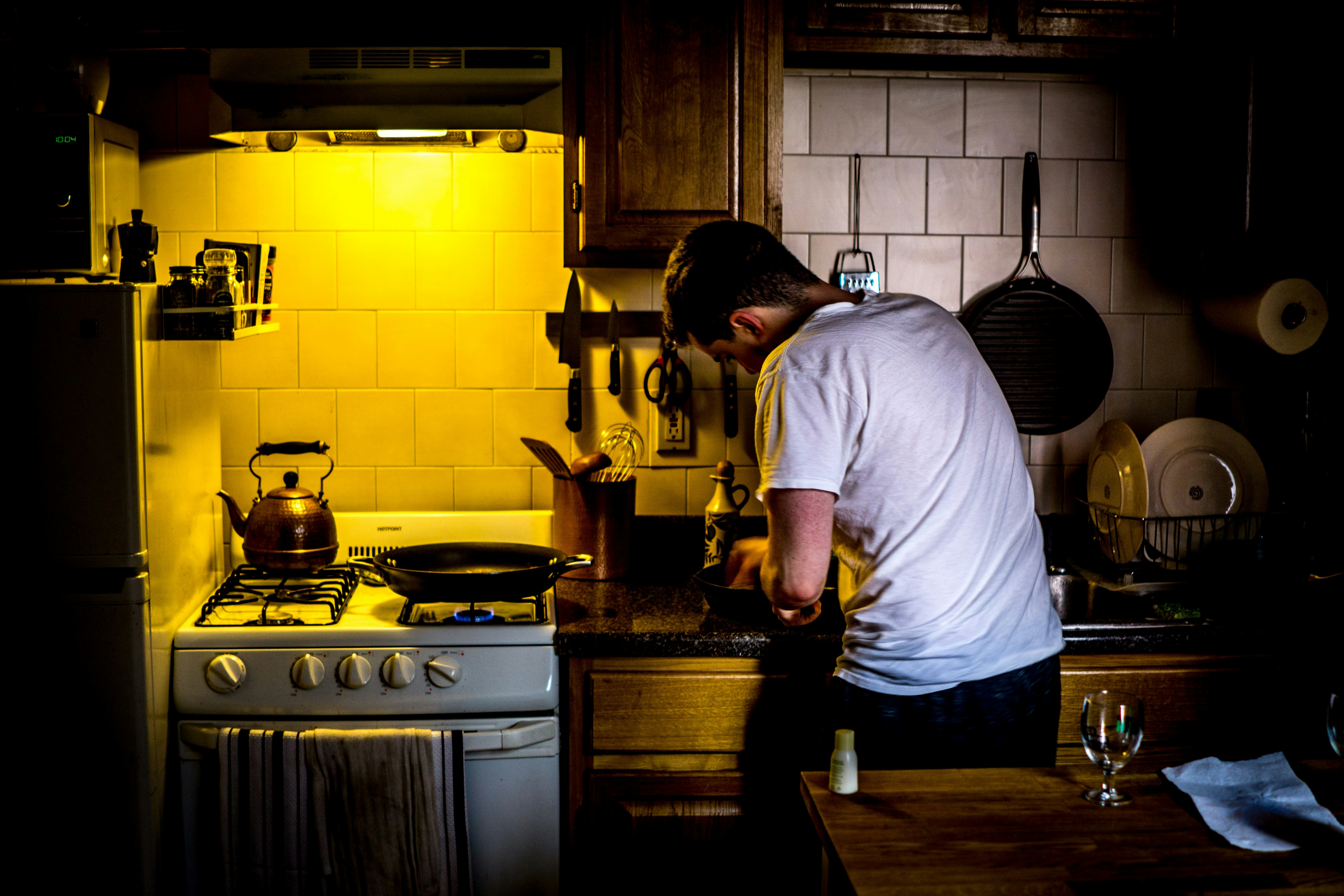 Un homme en train de cuisiner | Source : Unplash