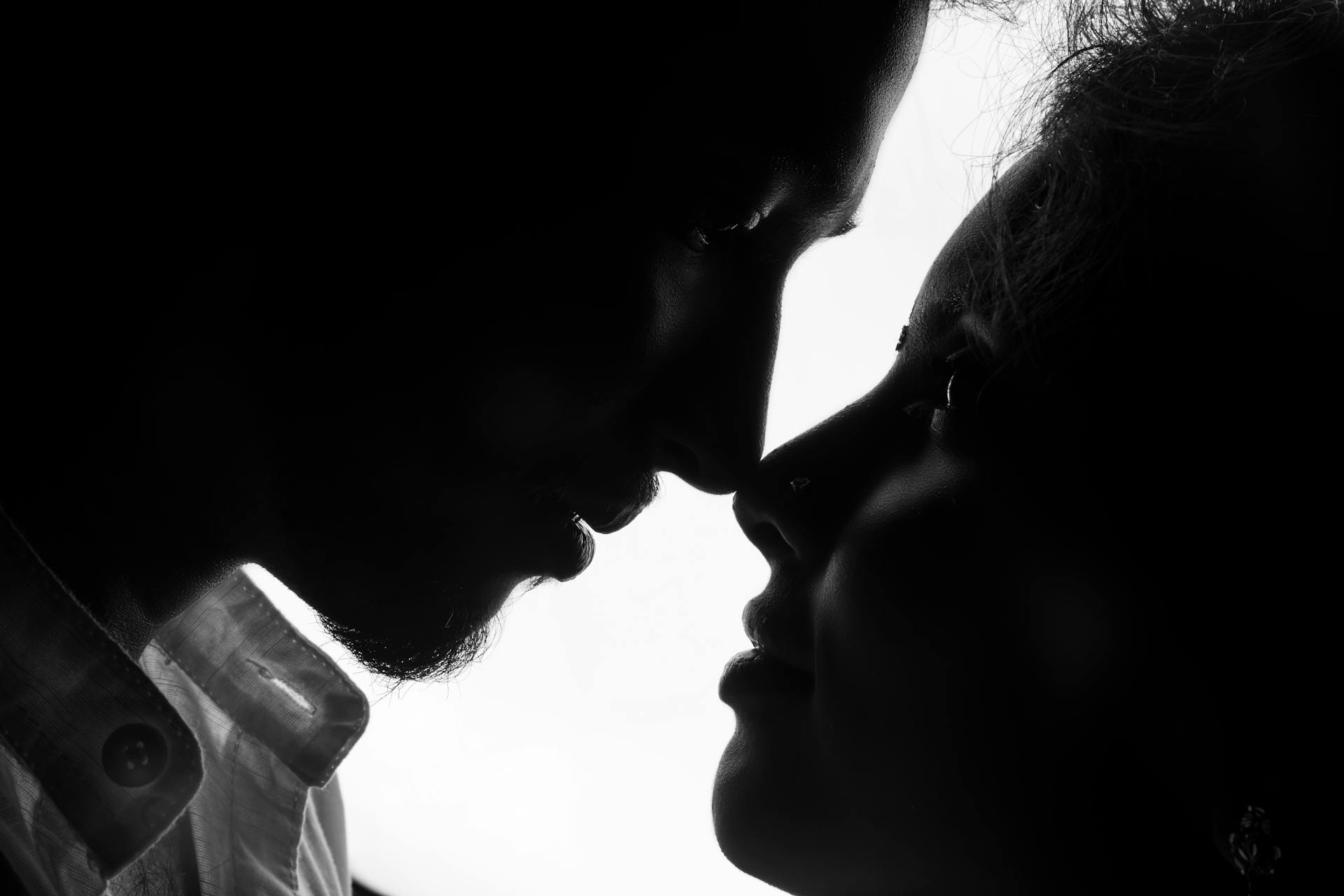 Un couple qui se regarde dans les yeux | Source : Pexels