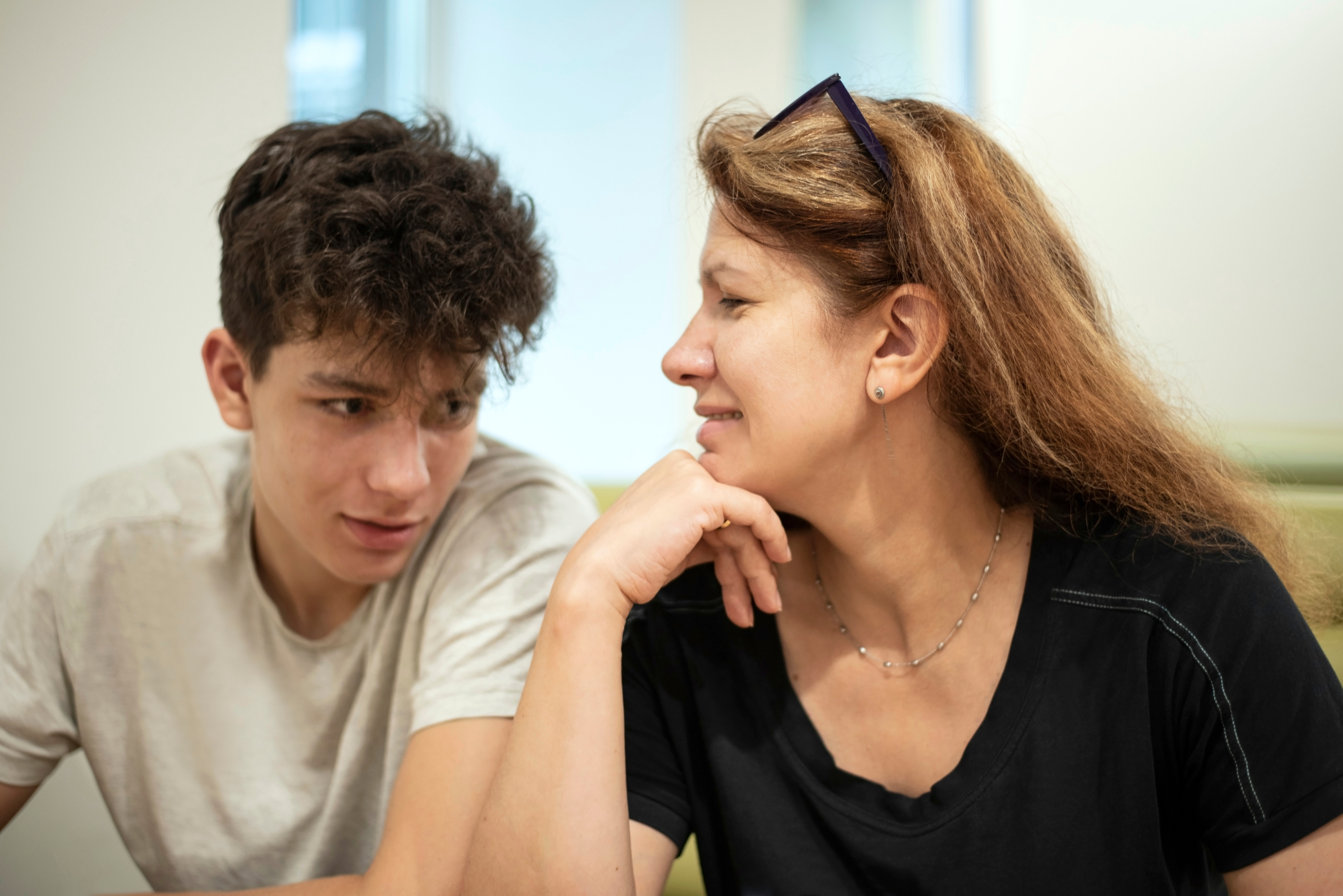 Une femme d'âge moyen et un adolescent en train de discuter | Source : Shutterstock
