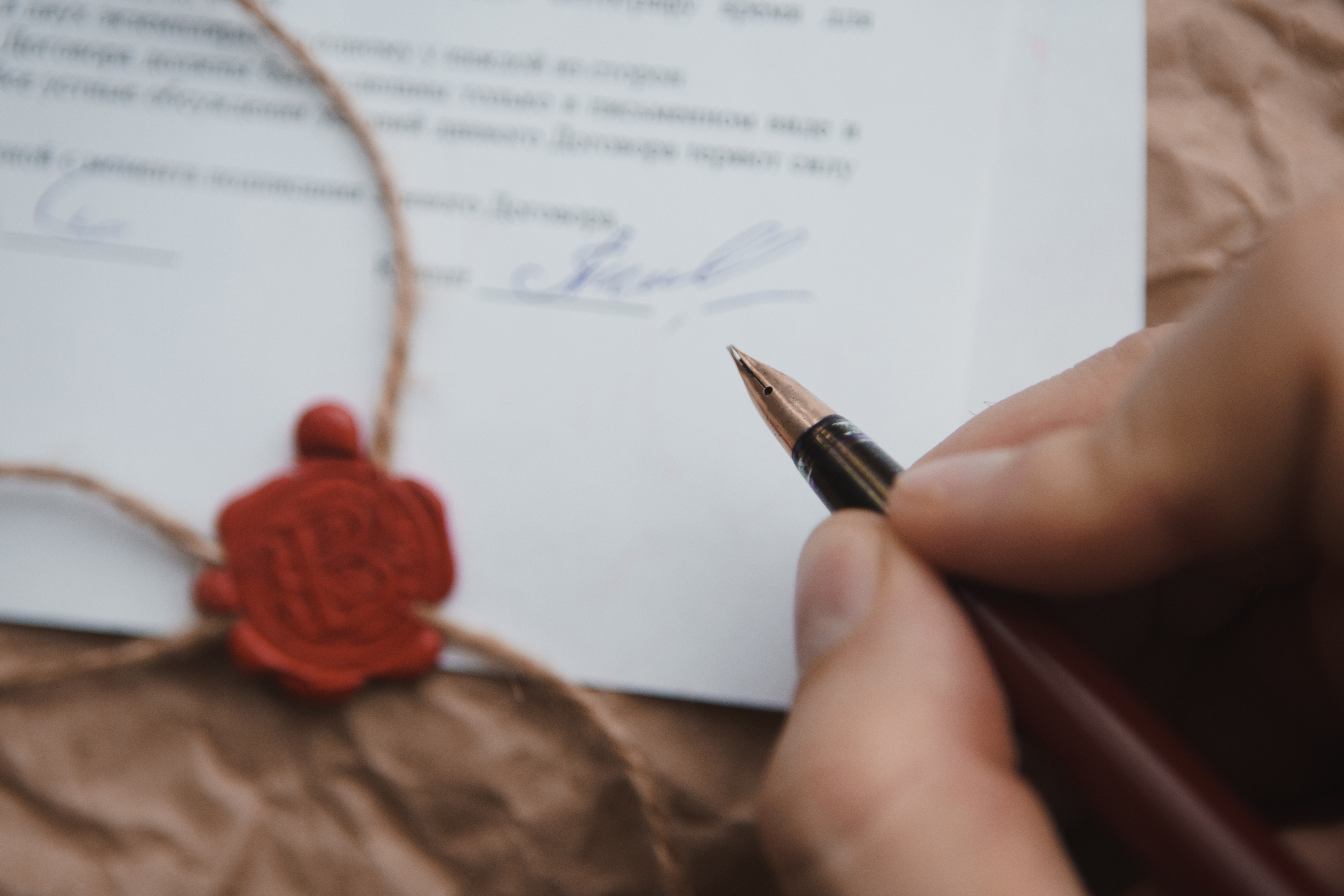 Une personne signant un document | Source : Shutterstock