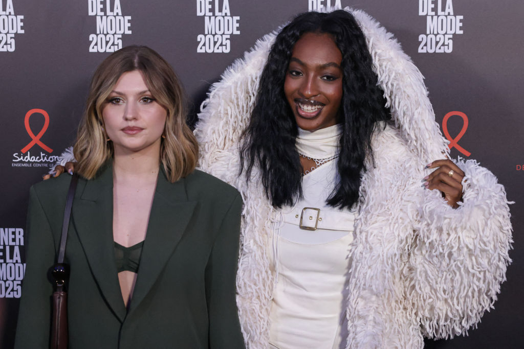 Les finalistes de la Star Academy 2024 Marine Delplace et Ebony Cham posent pour un photocall lors du 22ème Dîner de la Mode au profit de la lutte contre le sida. (Photo by THIBAUD MORITZ/AFP via Getty Images)