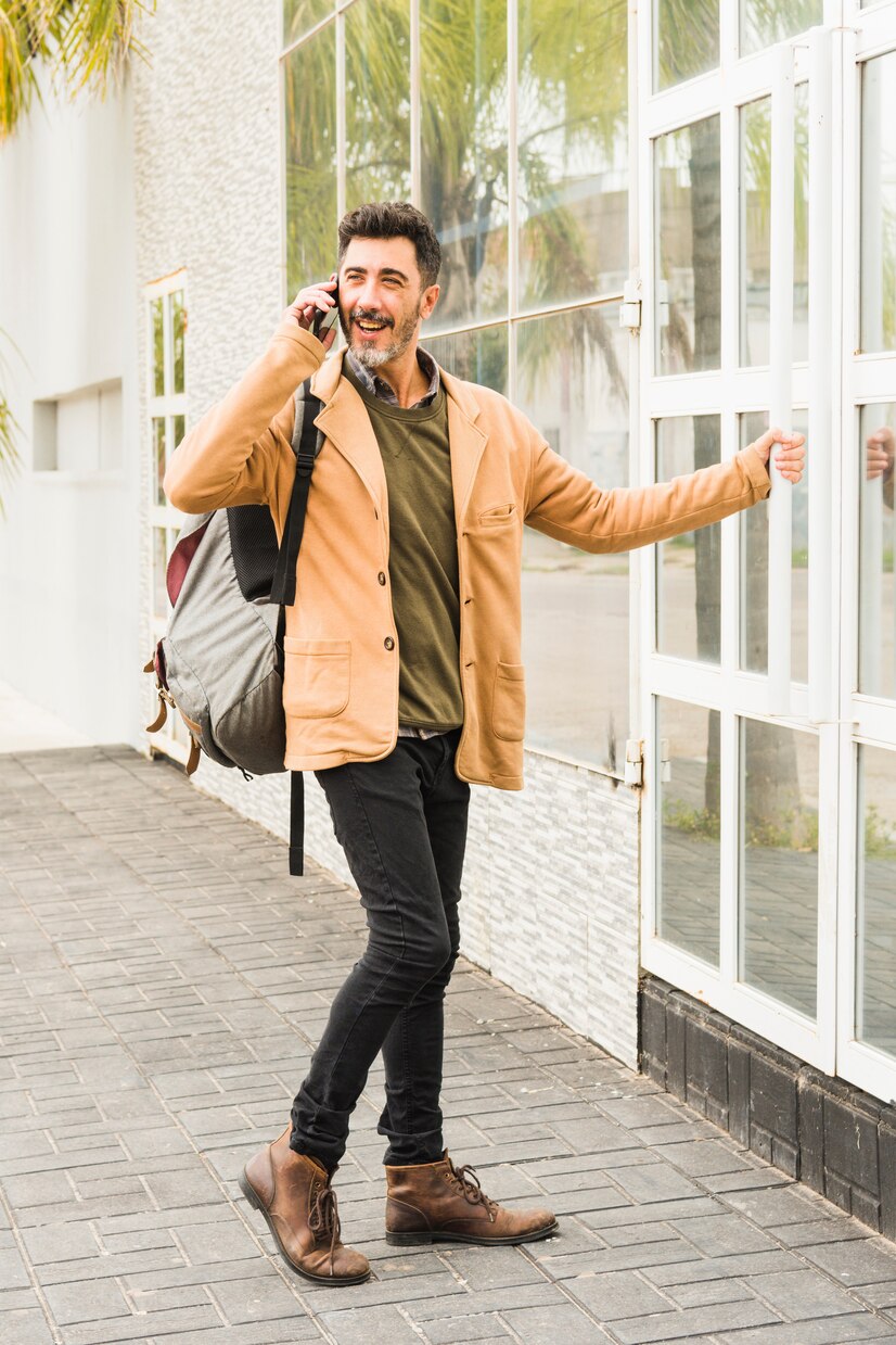 Un homme heureux qui rentre à la maison | Source : Freepik