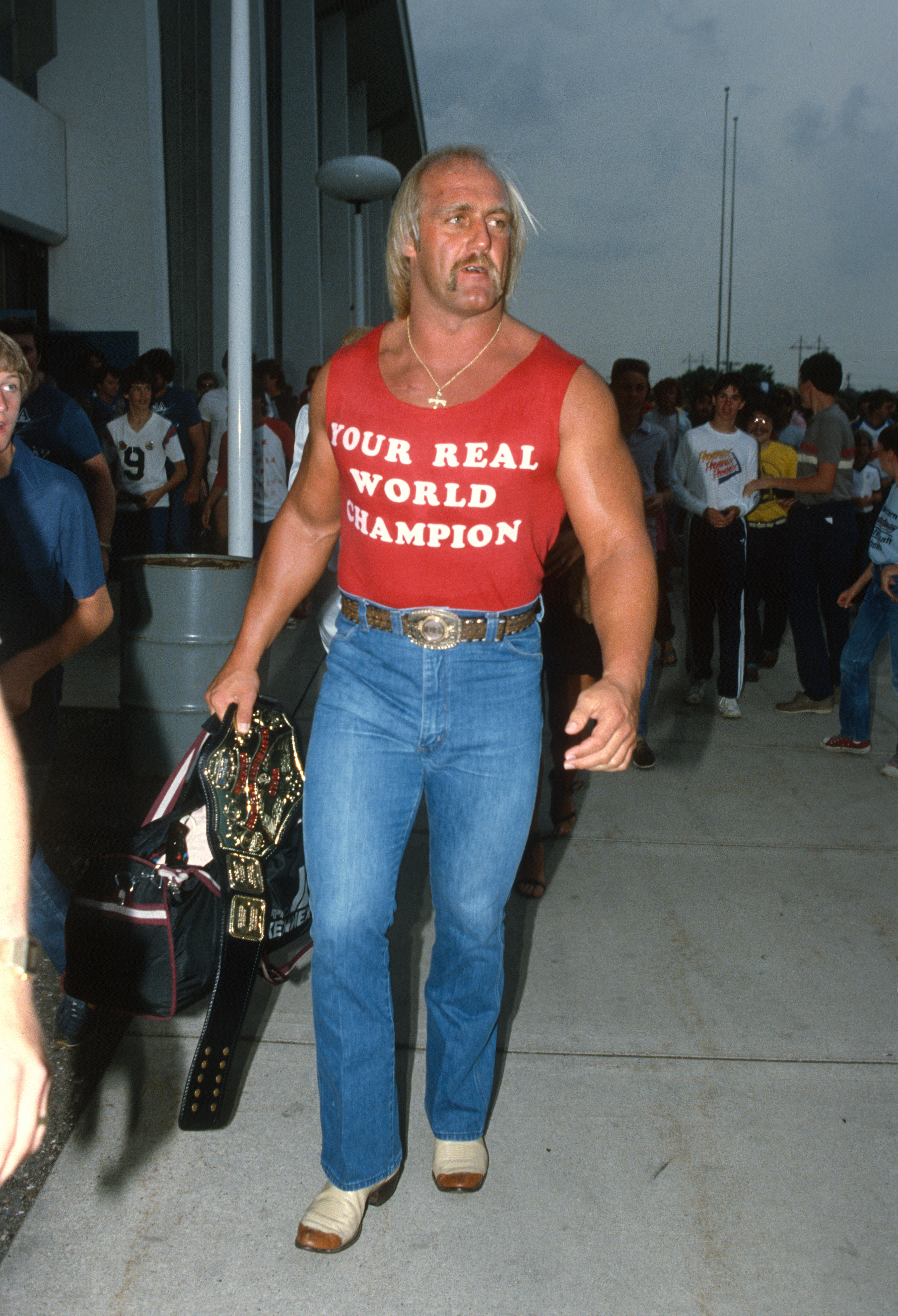 Hulk Hogan entrant dans le Met Center à Minneapolis le 17 juin 1984. | Source : Getty Images