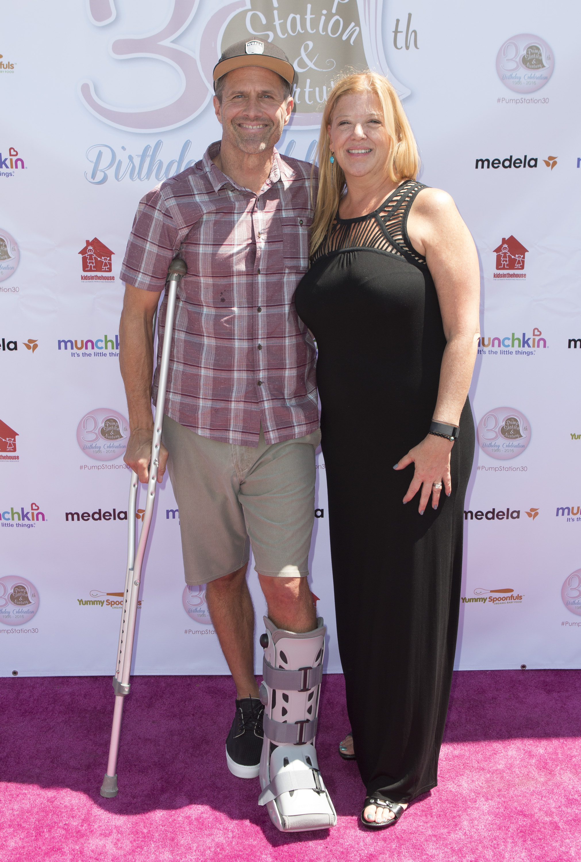 Rob Estes pose avec Cheryl Petran, PDG de Pump Station et Nurtury, lors de la célébration du 30e anniversaire de Pump Station et Nurtury, le 14 août 2016 | Source : Getty Images