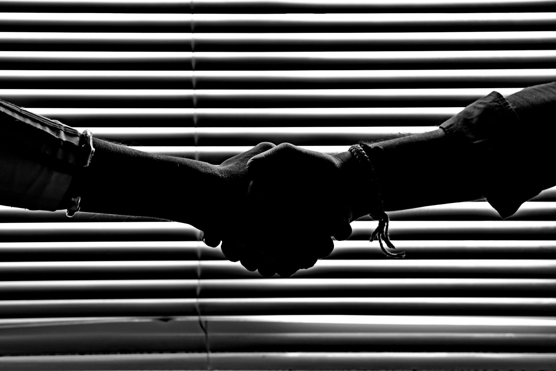 Gros plan sur deux hommes se serrant la main | Source : Pexels