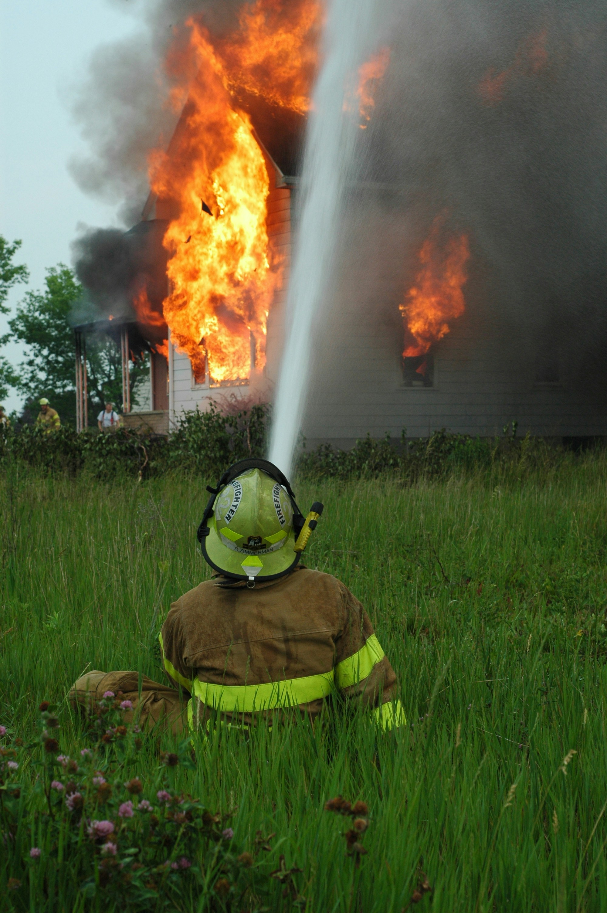 Pompiers en train d'éteindre un incendie | Source : Unsplash